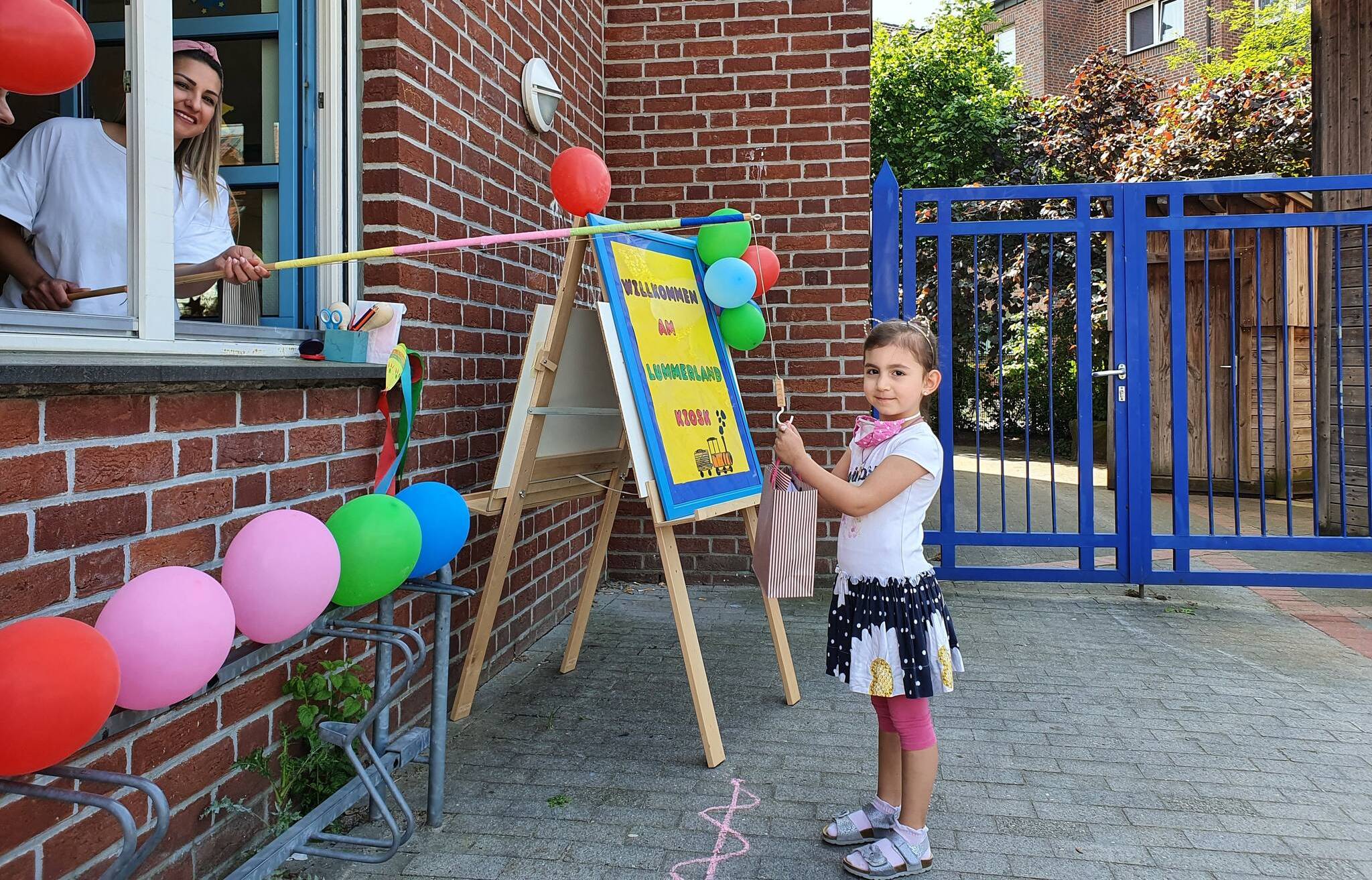  In der Kita Lummerland wurden die Tüten kontaktlos mit Hilfe einer Angel an die Kinder übergeben. 