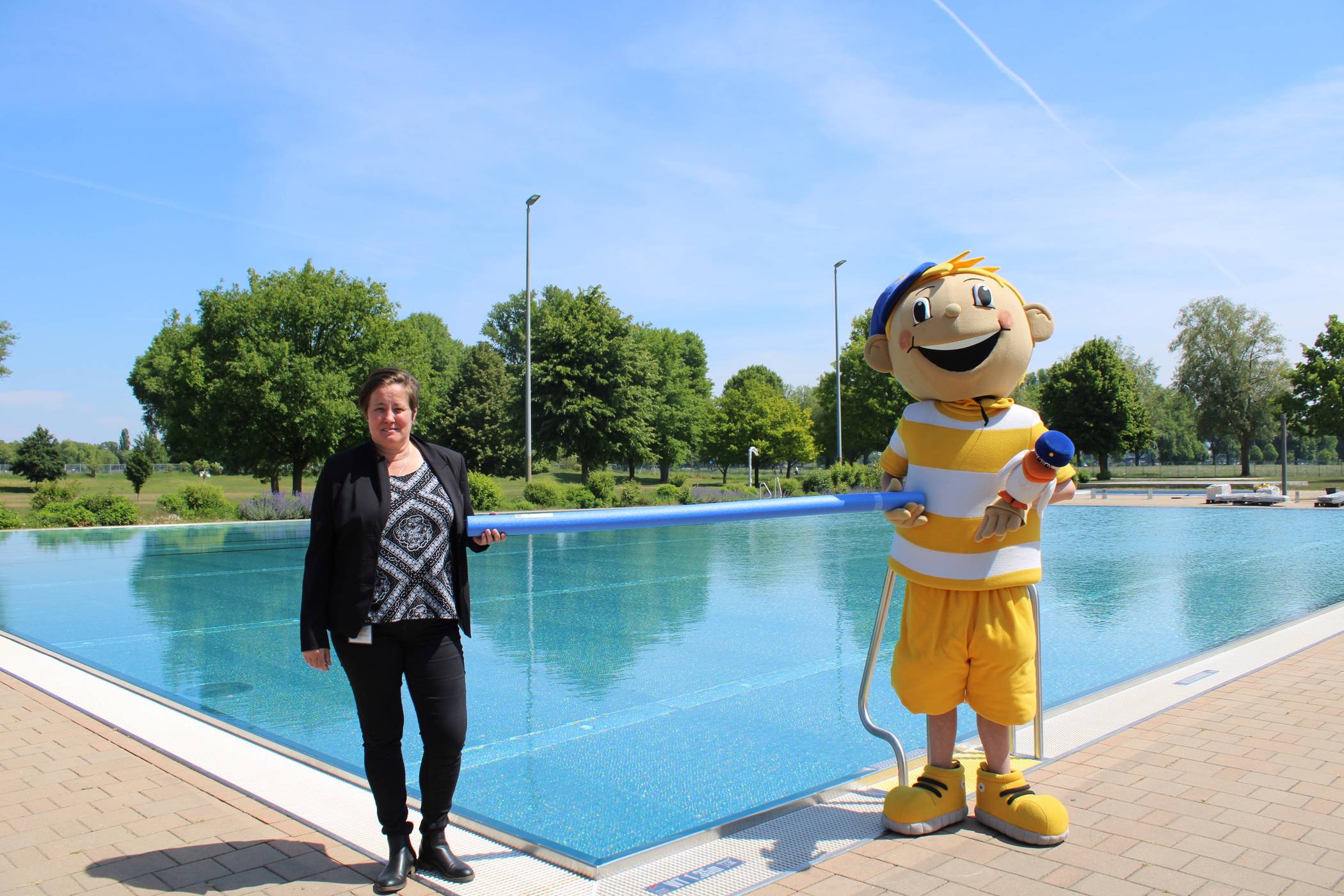  Auf 1,58 Meter Abstand – die leitende Schwimmmeisterin des Löricker Freibades, Claudia Schneider, und Bädergesellschafts-Maskottchen Denni Düssel mit Schwimmnudel. 