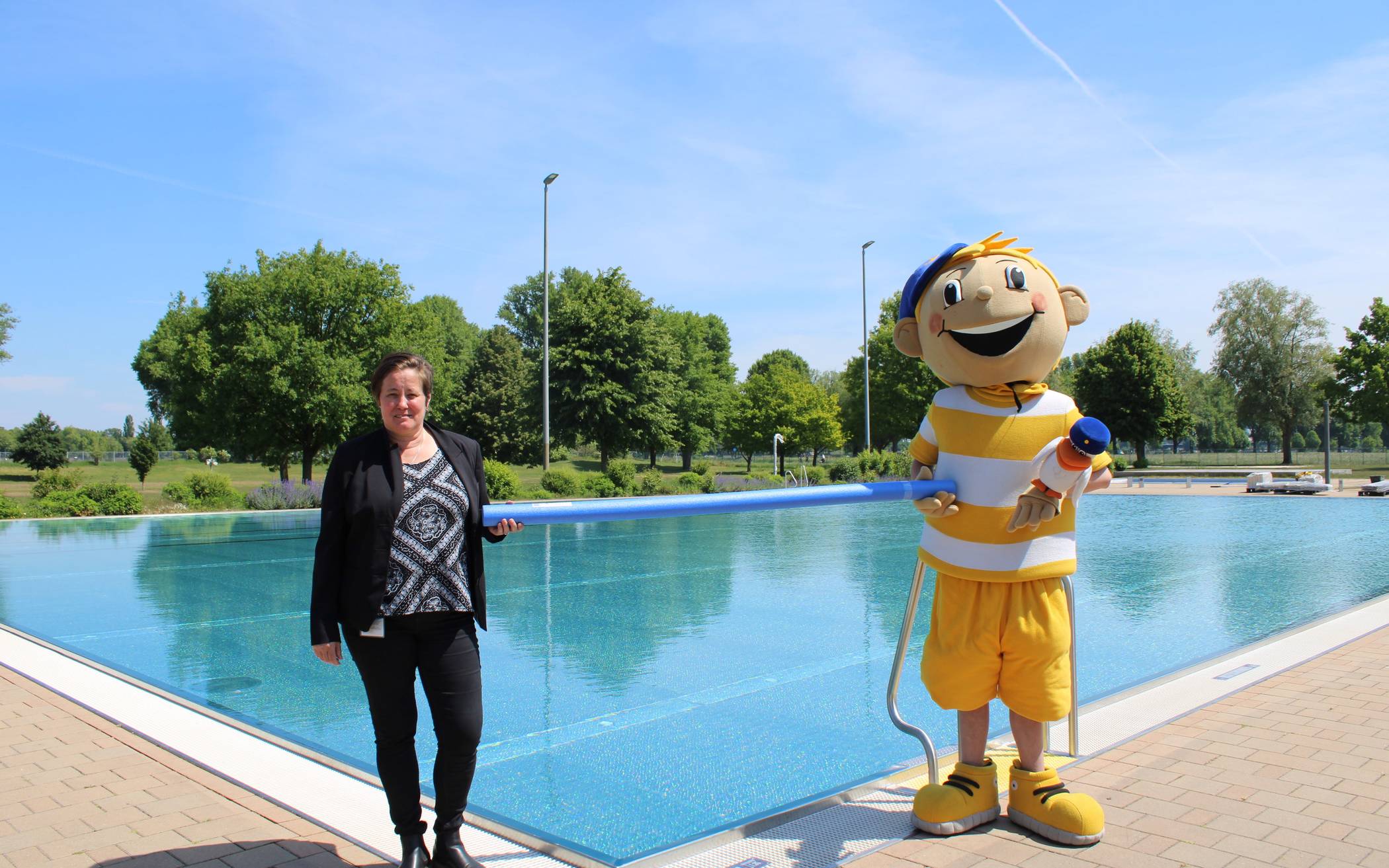  Auf 1,58 Meter Abstand – die leitende Schwimmmeisterin des Löricker Freibades, Claudia Schneider, und Bädergesellschafts-Maskottchen Denni Düssel mit Schwimmnudel. 