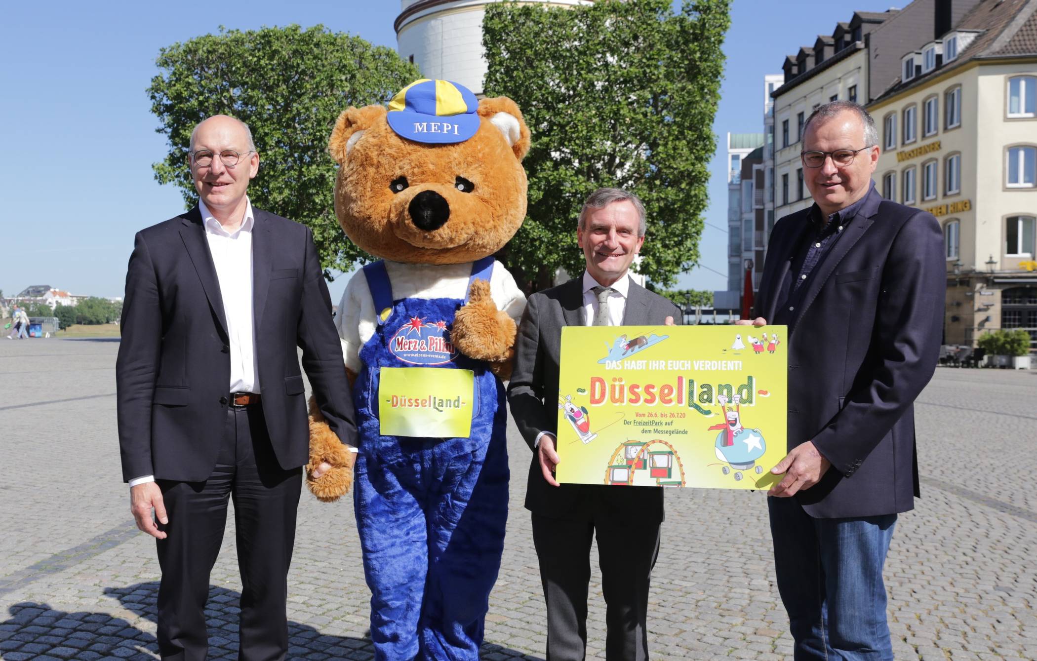  Stellten das Konzept für den temporären Freizeitpark "Düsselland" vor (v.l.): Clemens Hauser von der Messe Düsseldorf, das Düsselland-Maskottchen, OB Thomas Geisel und Schausteller Oscar Bruch.  