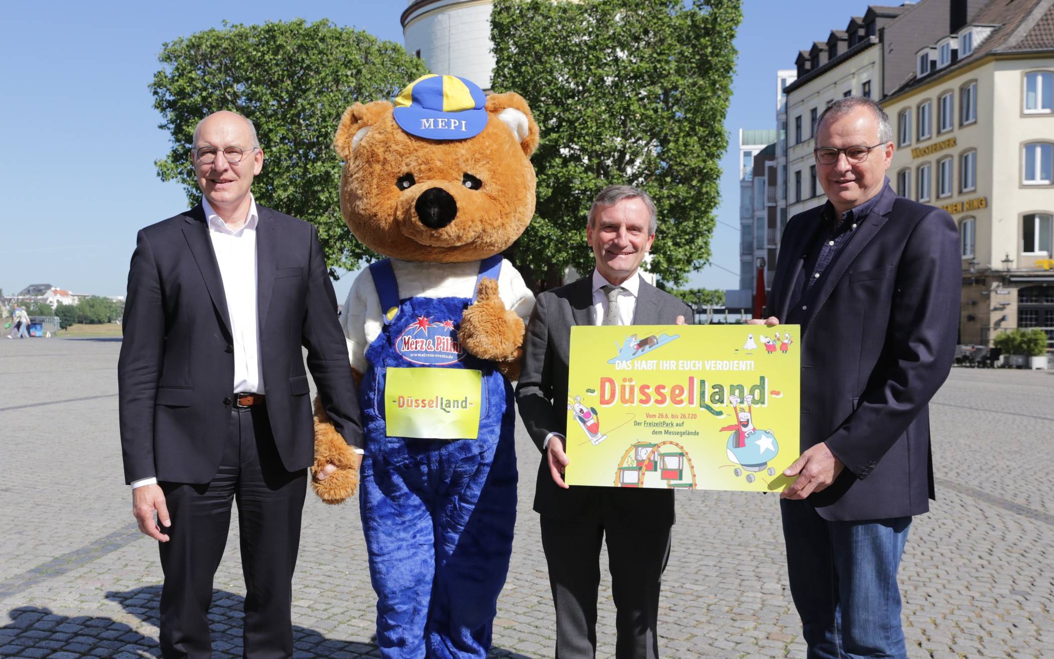  Stellten das Konzept für den temporären Freizeitpark "Düsselland" vor (v.l.): Clemens Hauser von der Messe Düsseldorf, das Düsselland-Maskottchen, OB Thomas Geisel und Schausteller Oscar Bruch.  