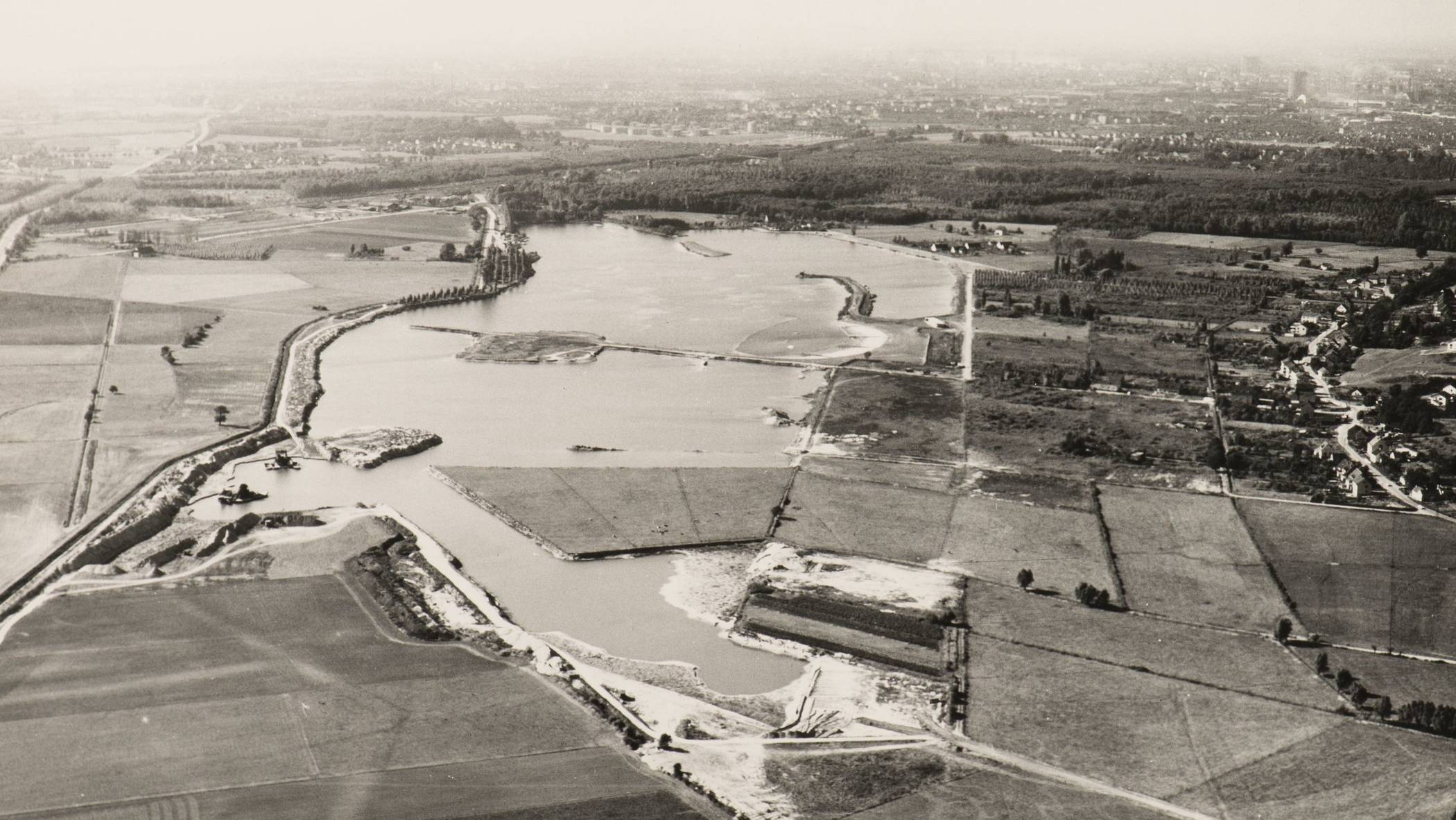  Eine Aufnahme aus dem Jahr 1959: Ein Blick in Richtung Westen auf den Unterbacher See, im Hintergrund der Eller Forst. 
