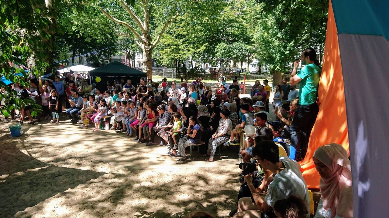 Menschen auf dem Lessingplatz in Oberbilk.