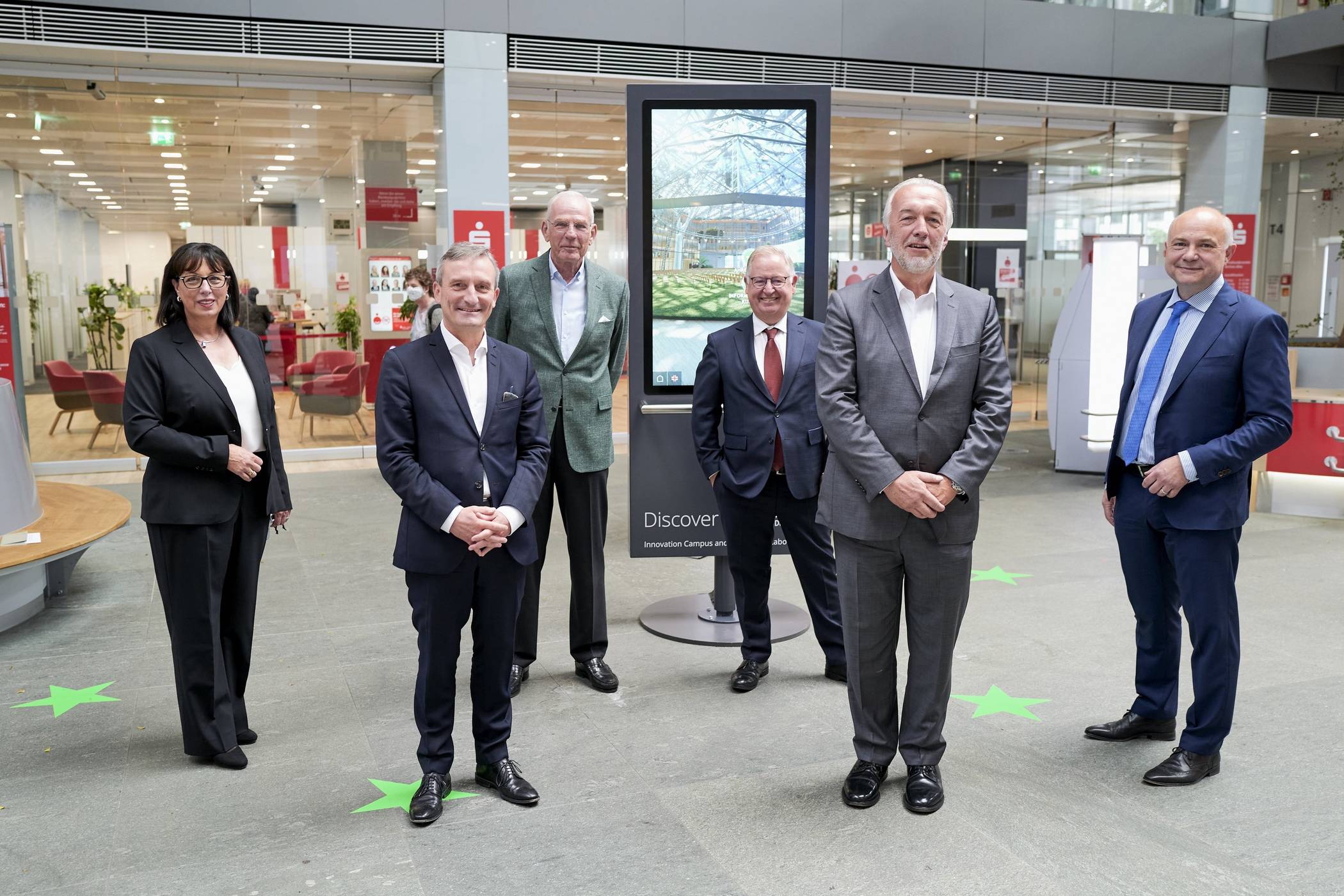  Ausstellungseröffnung in der Stadtsparkasse: (v l.) Karin-Brigitte Göbel, Vorstandsvorsitzende des Geldinstituts, OB Thomas Geisel, Dr. Eckart John von Freyend, Aufsichtsrat der EUREF AG, Manfred Abrahams, Vorstandsmitglied der Stadtwerke Düsseldorf, Reinhard Müller, Vorstandsvorsitzender der EUREF und Uwe Baust, Vorstand Stadtsparkasse. Foto: SSK 