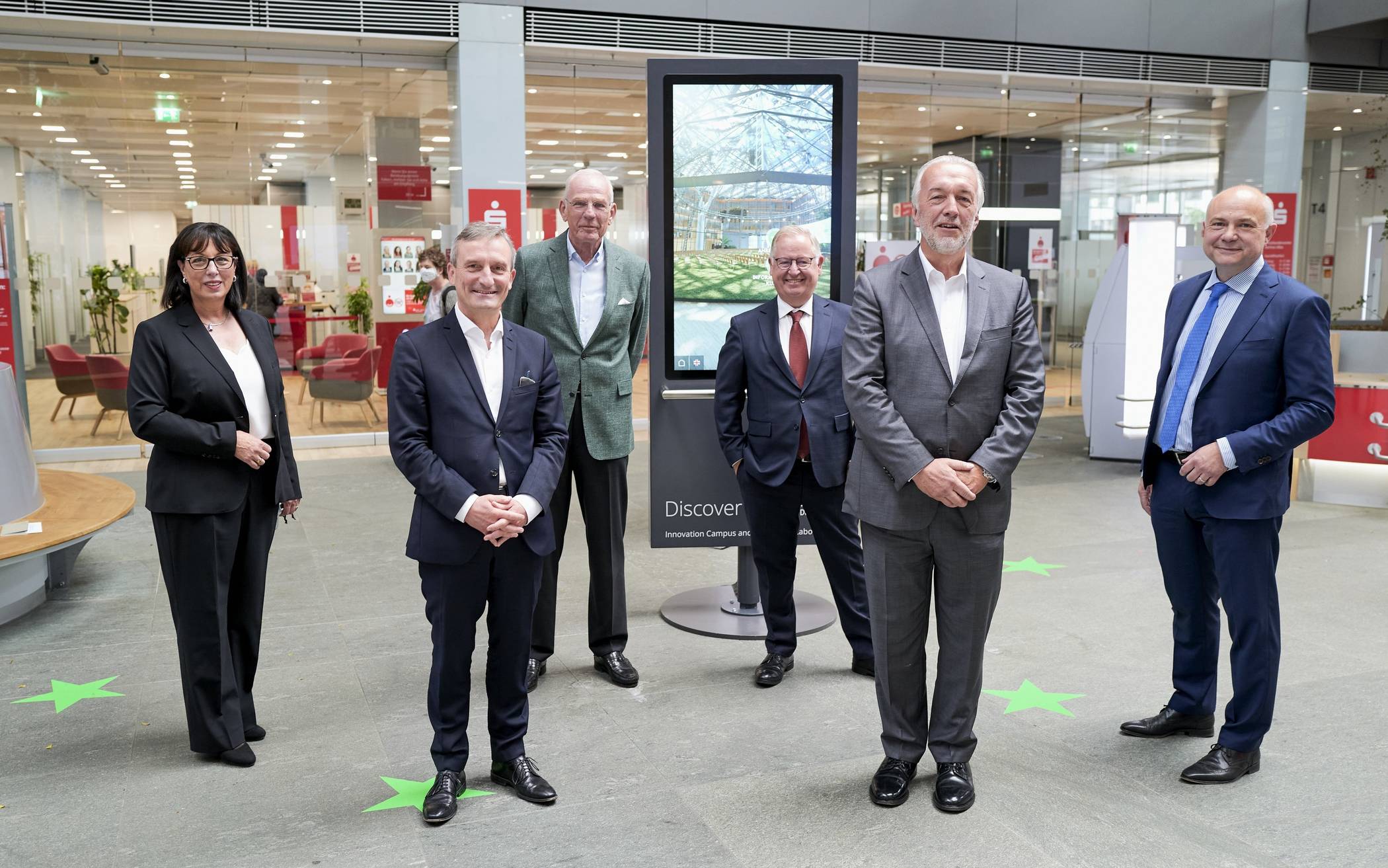  Ausstellungseröffnung in der Stadtsparkasse: (v l.) Karin-Brigitte Göbel, Vorstandsvorsitzende des Geldinstituts, OB Thomas Geisel, Dr. Eckart John von Freyend, Aufsichtsrat der EUREF AG, Manfred Abrahams, Vorstandsmitglied der Stadtwerke Düsseldorf, Reinhard Müller, Vorstandsvorsitzender der EUREF und Uwe Baust, Vorstand Stadtsparkasse. Foto: SSK 