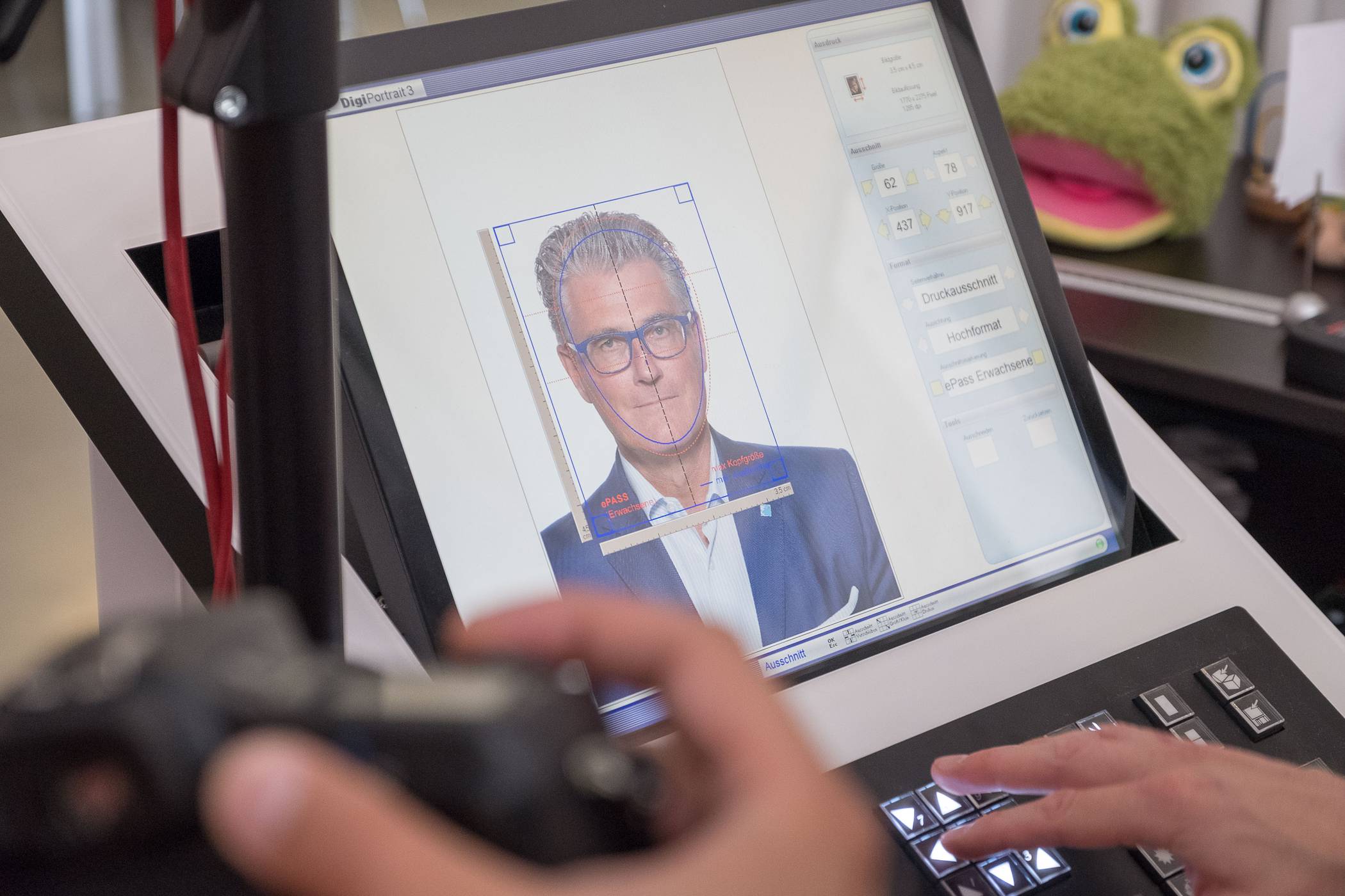  Der Fotograf prüft die biometrische Eignung des Bildes. 