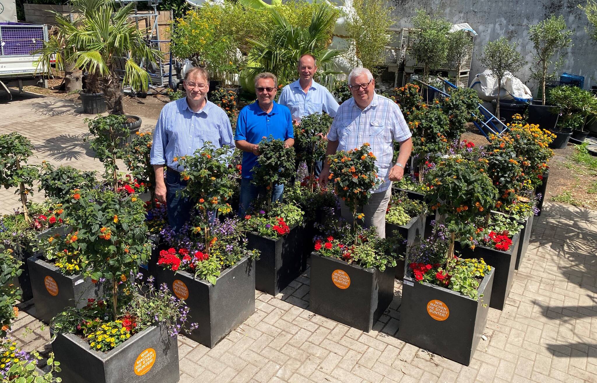  Von links: Jörg Langenhorst (Gartenamt), Dr. Klaus Vorgang (Pro Düsseldorf), Willi Stoffels (Gärtnerei Stoffels) und Ingo Lentz (Pro Düsseldorf). 