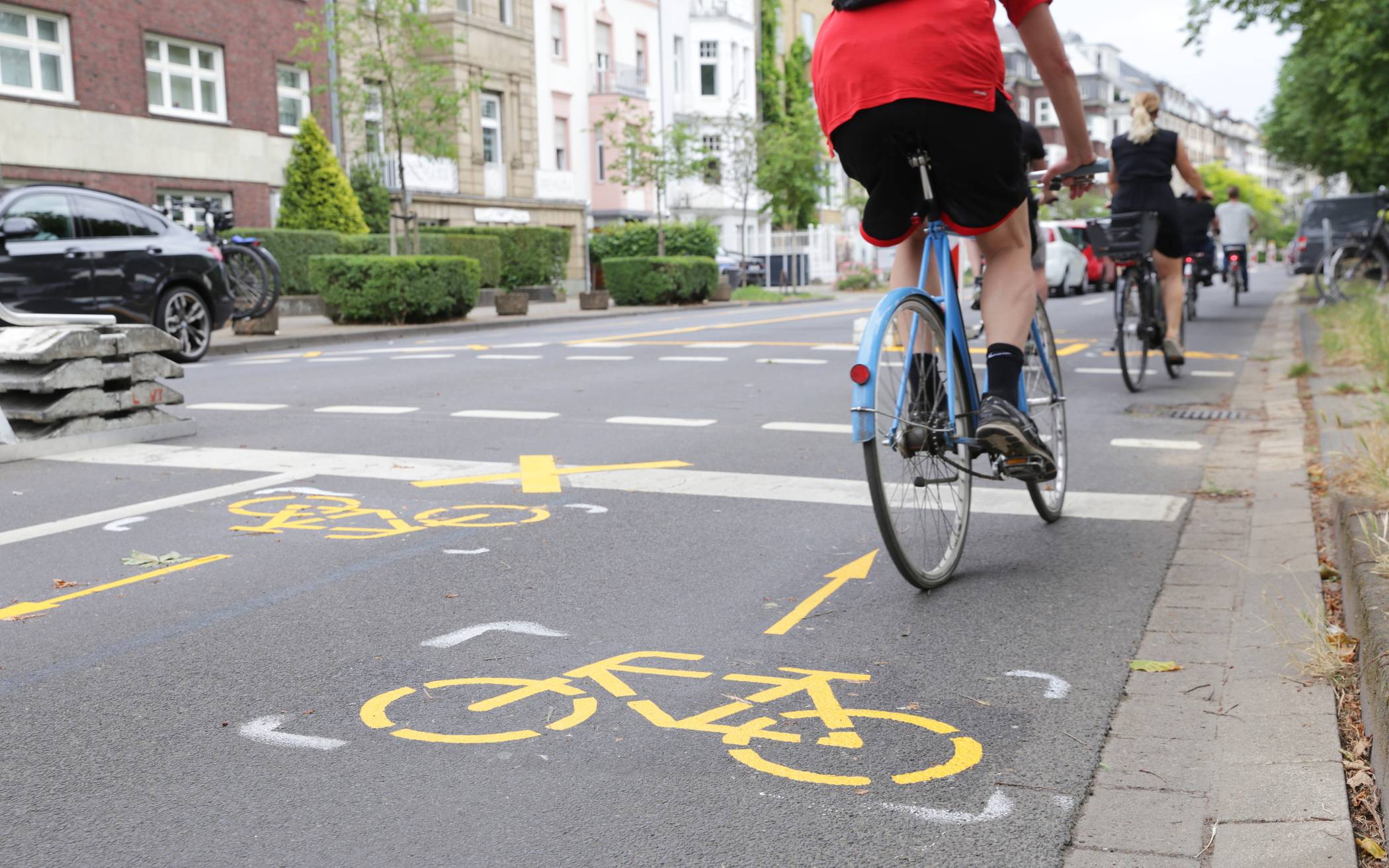  Entlang der Rheinachse verläuft nördlich der Innenstadt eine rund drei Kilometer lange „Protected Bike Lane“, die bis 31. August befristet ist. 