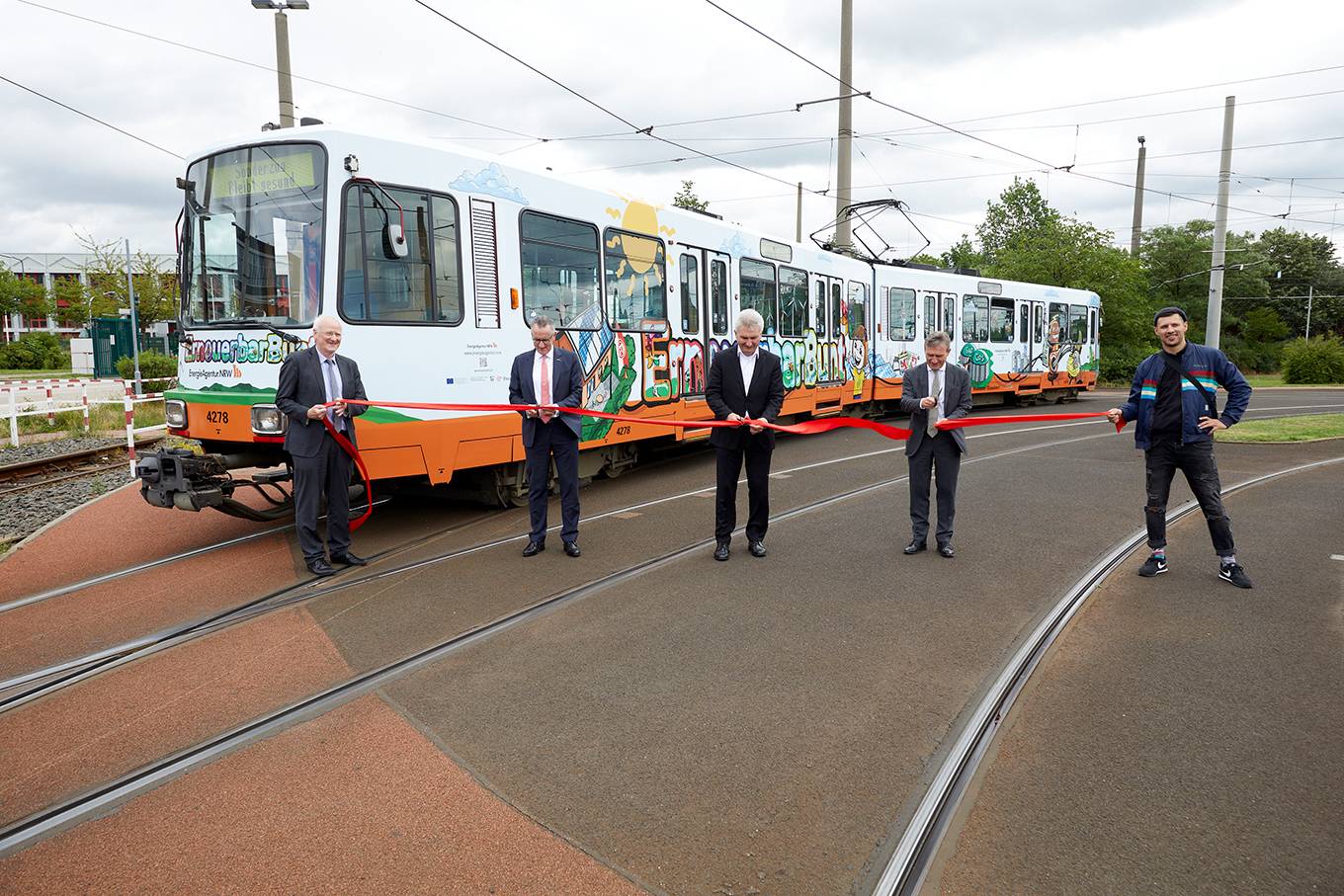  Lieben es bunt: Dr. Frank-Michael Baumann (Geschäftsführer der EnergieAgentur.NRW), Klaus Klar Lieben es bunt (von links): (Vorstandsvorsitzender und Arbeitsdirektor der Rheinbahn), Andreas Pinkwart (NRW-Wirtschafts- und Energieminister), Thomas Geisel (Oberbürgermeister der Landeshauptstadt Düsseldorf) und Denis Klatt (Dortmunder Künstler). 