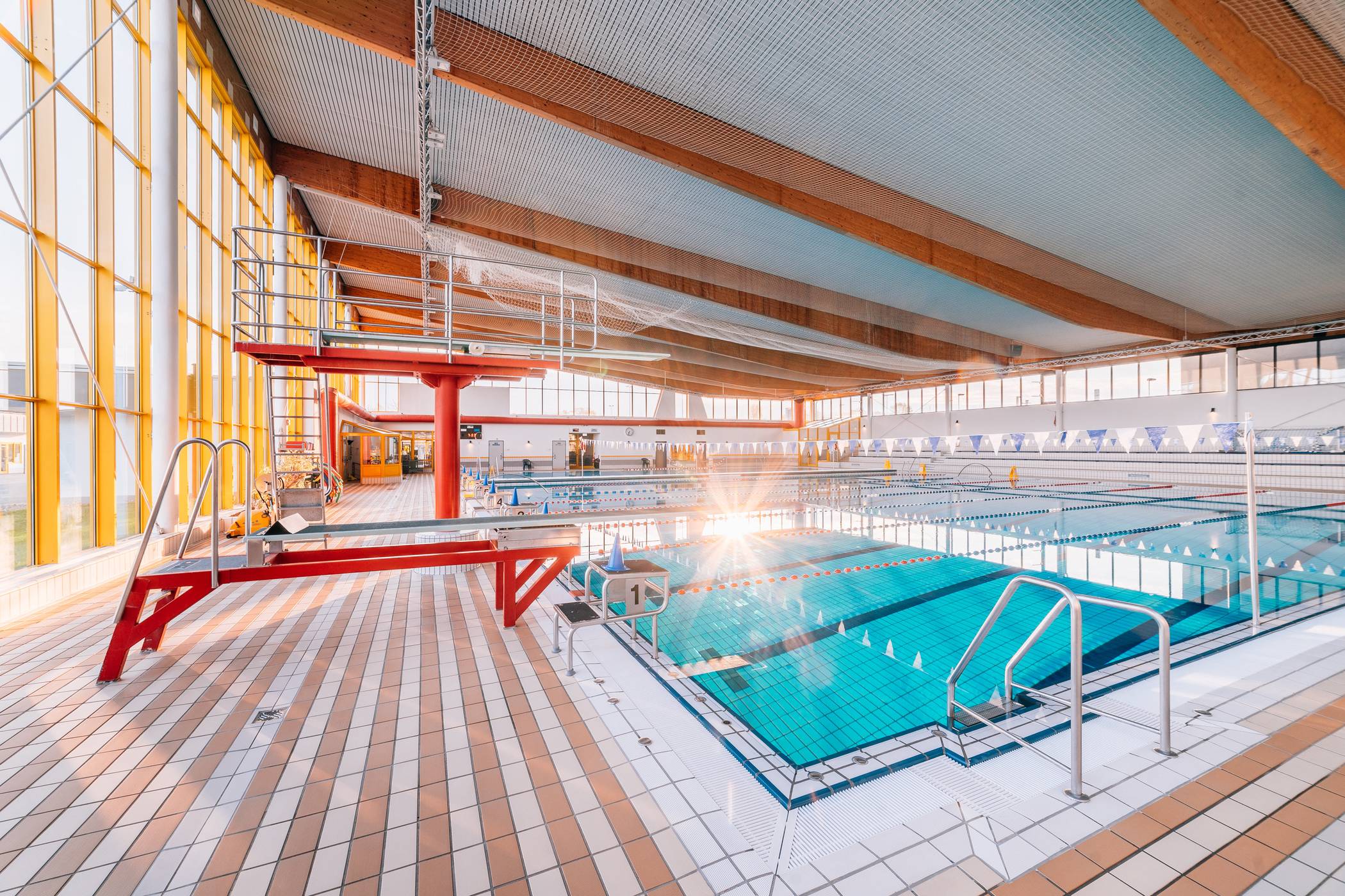  Endlich wieder schwimmen: Das Rheinbad 33 hat geöffnet. 