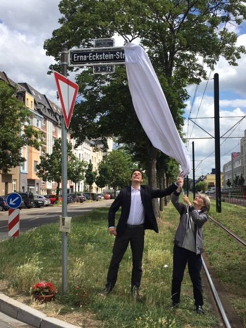  Bezirksbürgermeister Marko Siegesmund und Initiatorin Antje Olivier enthüllten gemeinsam das Straßenschild der Erna-Eckstein-Straße. 