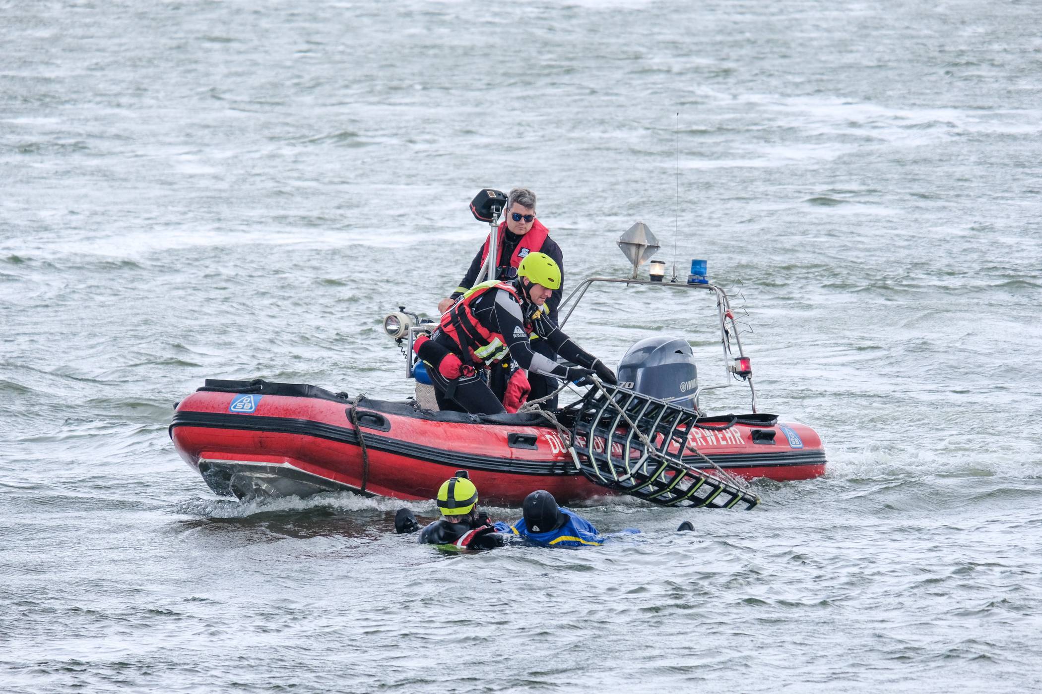  Wasserrettungsübung der Feuerwehr im Rhein an der Theodor -Heuss-Brücke. 