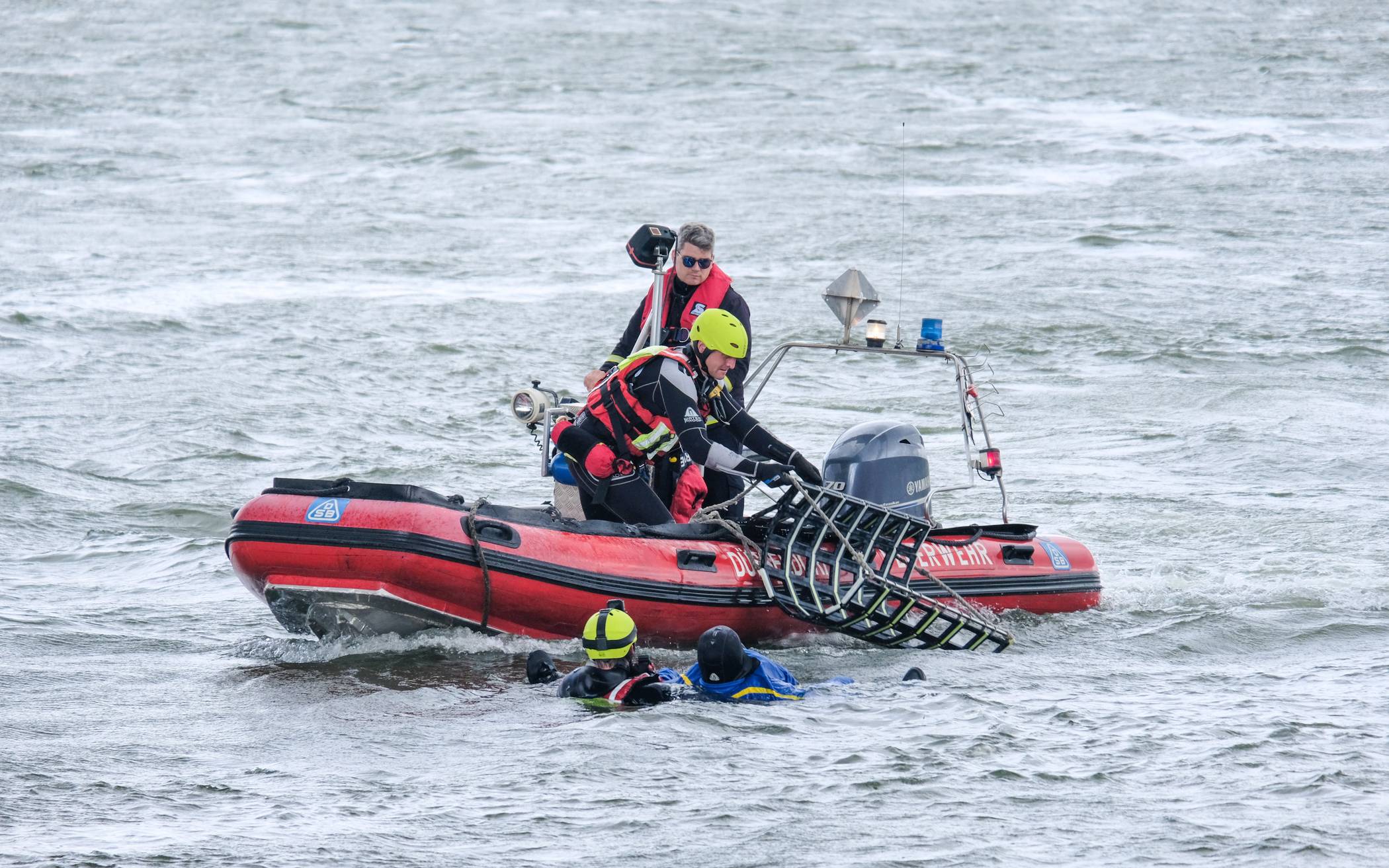  Wasserrettungsübung der Feuerwehr im Rhein an der Theodor -Heuss-Brücke. 