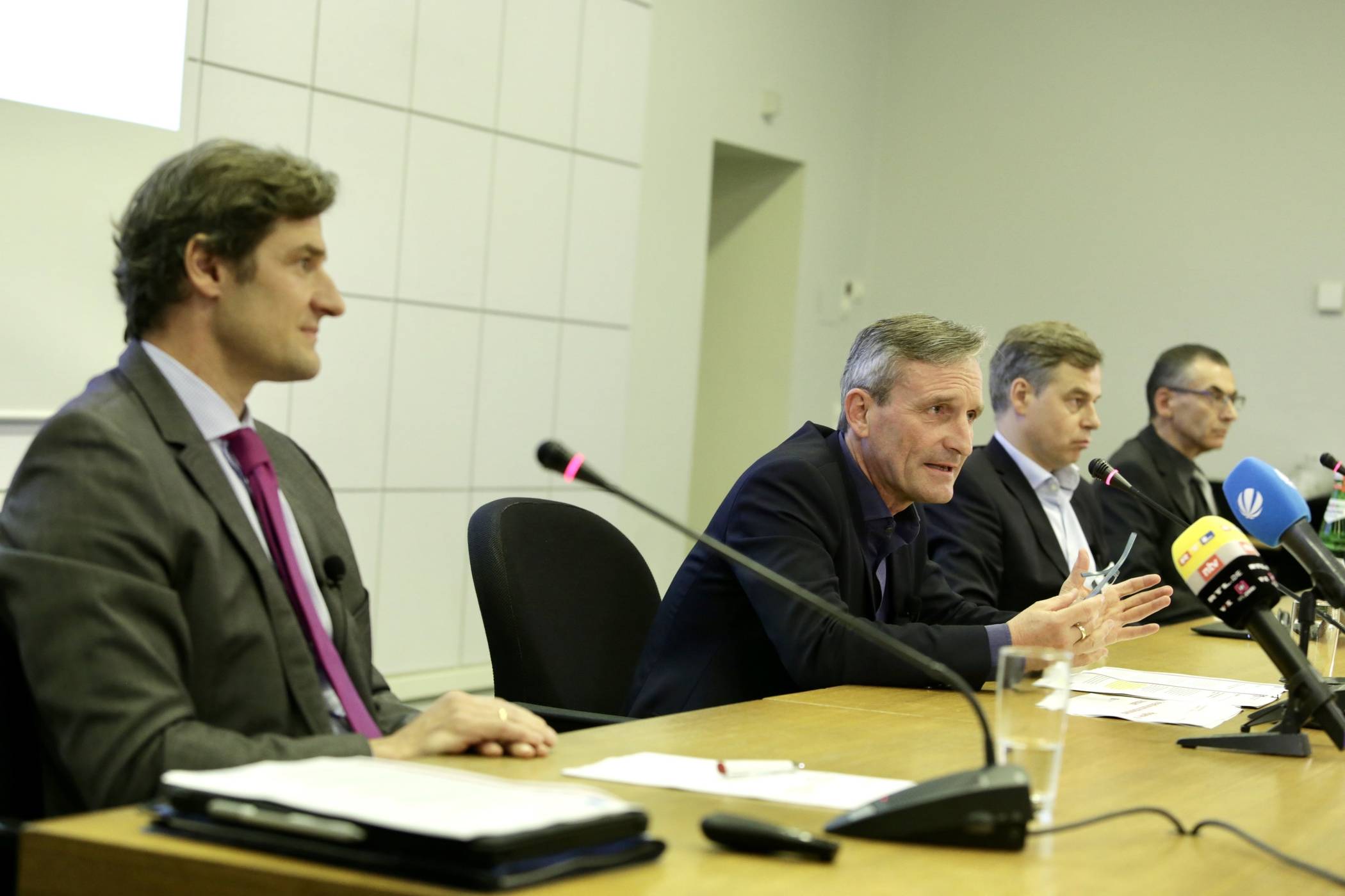  Oberbürgermeister Thomas Geisel (2.v.l.) hat gemeinsam mit Ordnungsdezernent Christian Zaum (l.) und dem Leiter des Gesundheitsamtes, Dr. Klaus Göbels (2.v.r.), einen Drei-Stufen-Plan für die Altstadt vorgestellt. 
