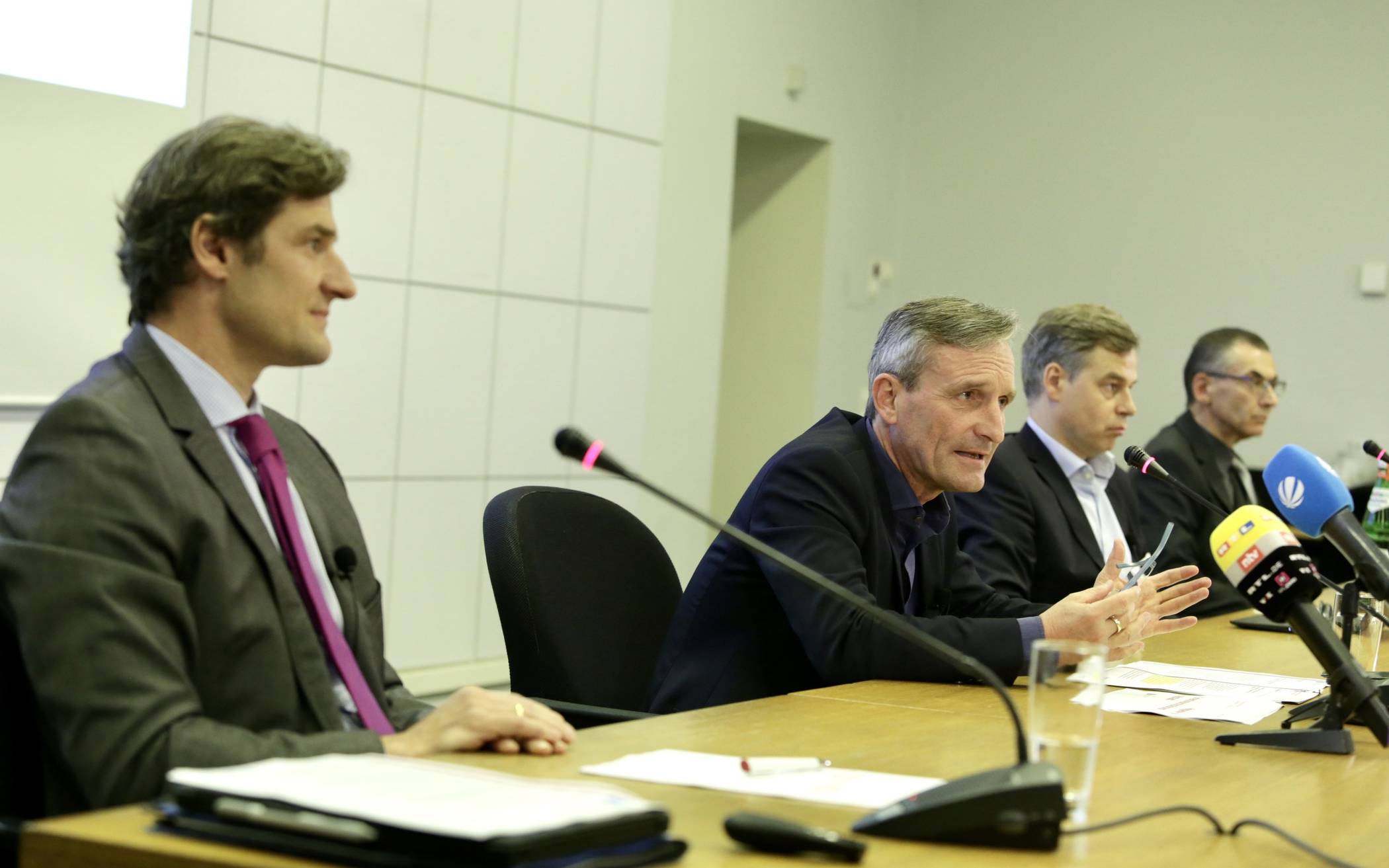  Oberbürgermeister Thomas Geisel (2.v.l.) hat gemeinsam mit Ordnungsdezernent Christian Zaum (l.) und dem Leiter des Gesundheitsamtes, Dr. Klaus Göbels (2.v.r.), einen Drei-Stufen-Plan für die Altstadt vorgestellt. 