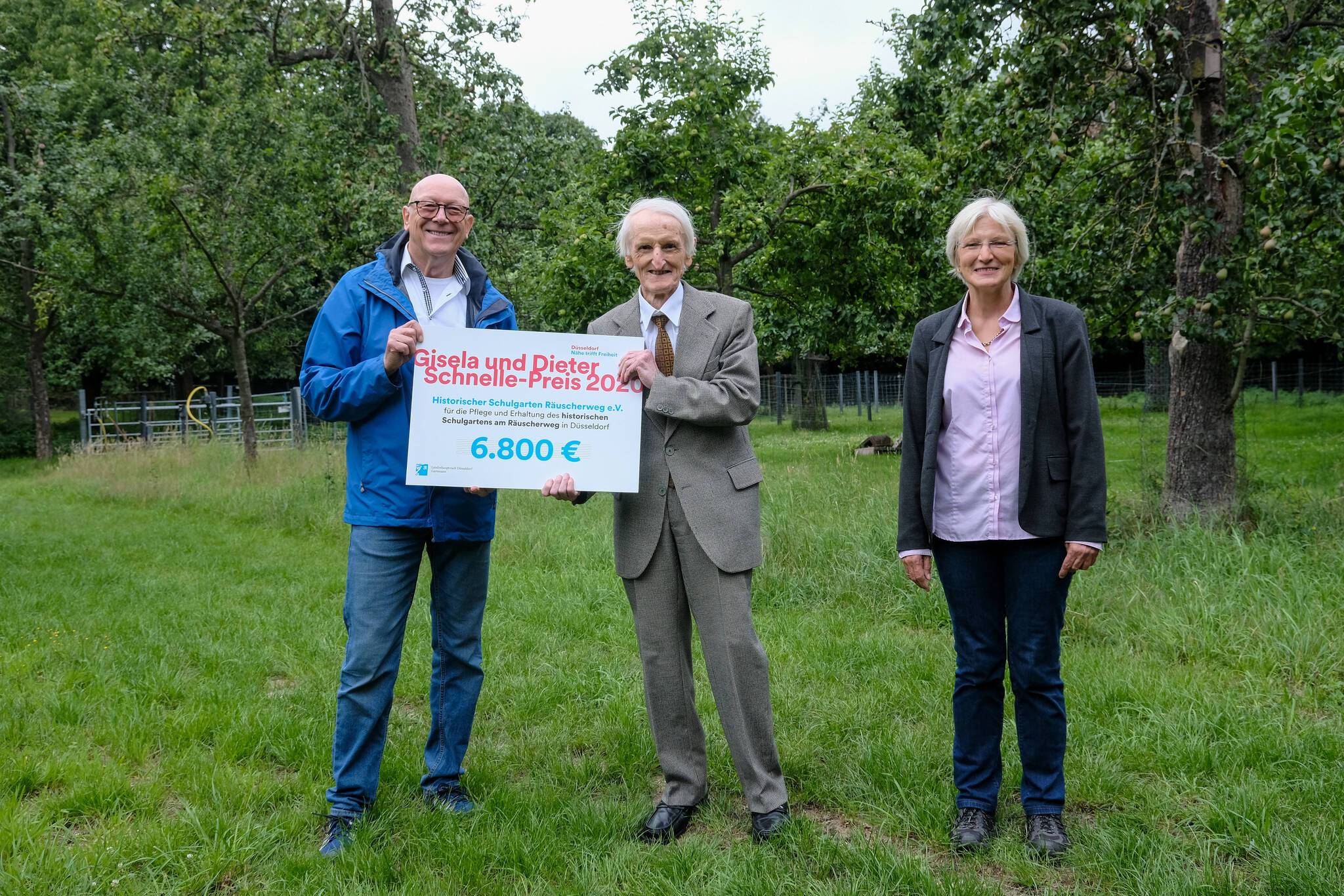  Stiftungsgründer Dieter Schnelle übergibt einen symbolischen Scheck an Klaus Groß und Petra Tacke-Hilger vom Förderverein historischer Schulgarten Räuscherweg Natur- und Begegnungszentrum e.V. 