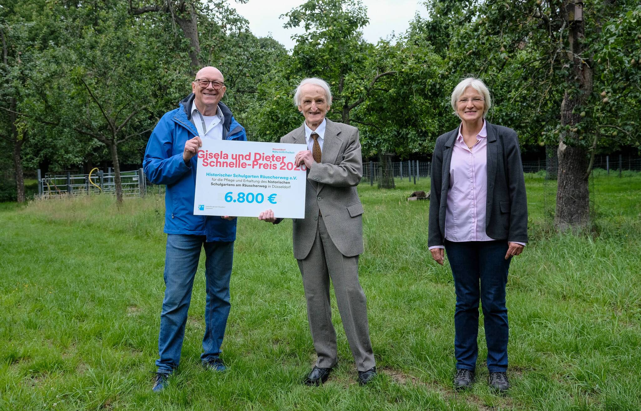  Stiftungsgründer Dieter Schnelle übergibt einen symbolischen Scheck an Klaus Groß und Petra Tacke-Hilger vom Förderverein historischer Schulgarten Räuscherweg Natur- und Begegnungszentrum e.V. 