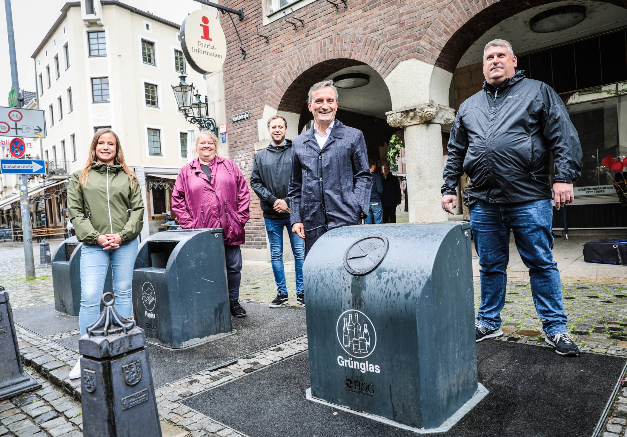  Oberbürgermeister Thomas Geisel (2.v.r.) stellte an den unterirdischen Depotcontainern in der Marktstraße die neuen Mülldetektive der Landeshauptstadt Düsseldorf vor. 