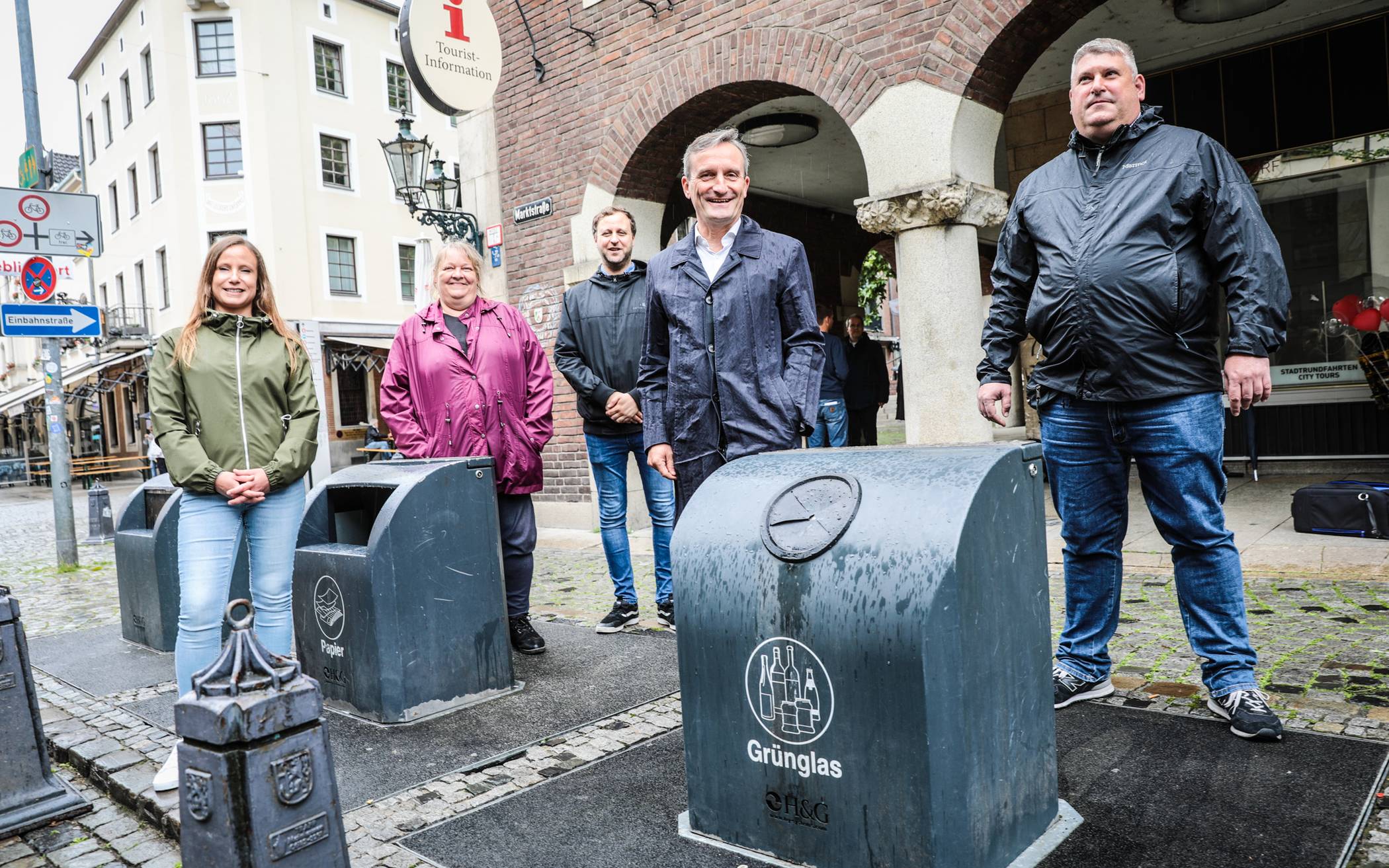  Oberbürgermeister Thomas Geisel (2.v.r.) stellte an den unterirdischen Depotcontainern in der Marktstraße die neuen Mülldetektive der Landeshauptstadt Düsseldorf vor. 