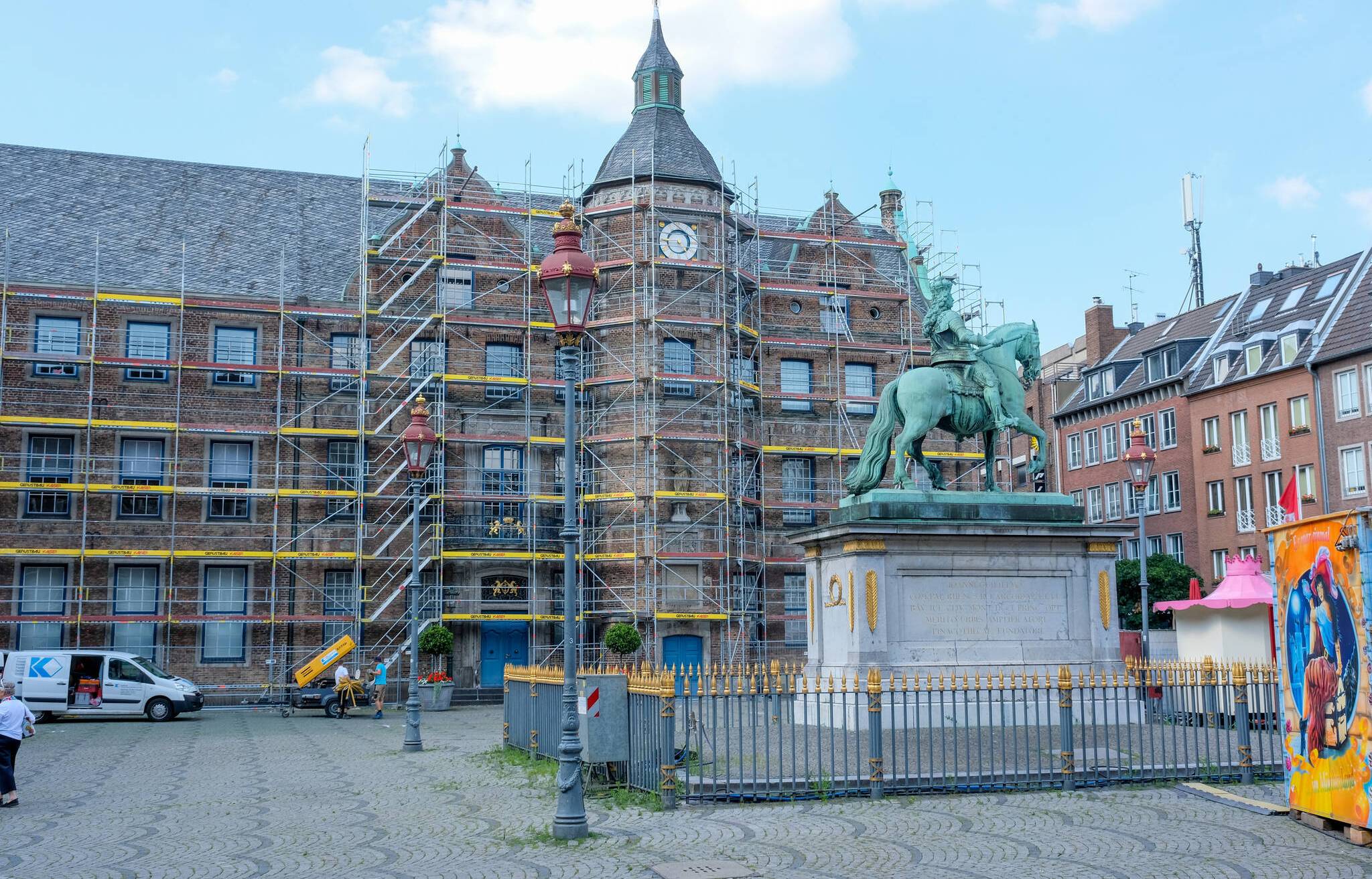  Das Rathaus ist eingerüstete. In den Sommerferien finden umfangreiche Sanierungsarbeiten an der Fassade - wie hier am Gebäude Marktplatz 1 - statt. 