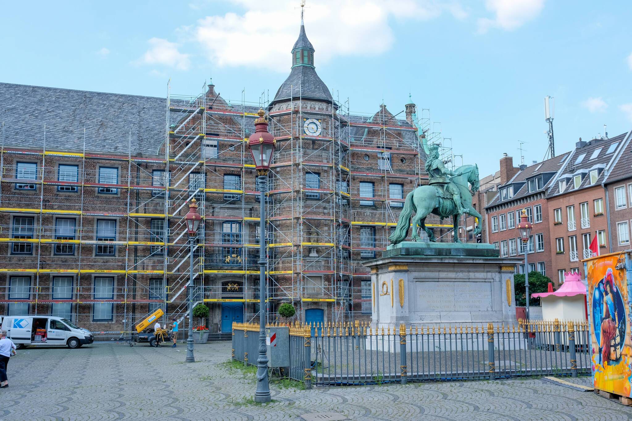  Das Rathaus ist eingerüstete. In den Sommerferien finden umfangreiche Sanierungsarbeiten an der Fassade - wie hier am Gebäude Marktplatz 1 - statt. 