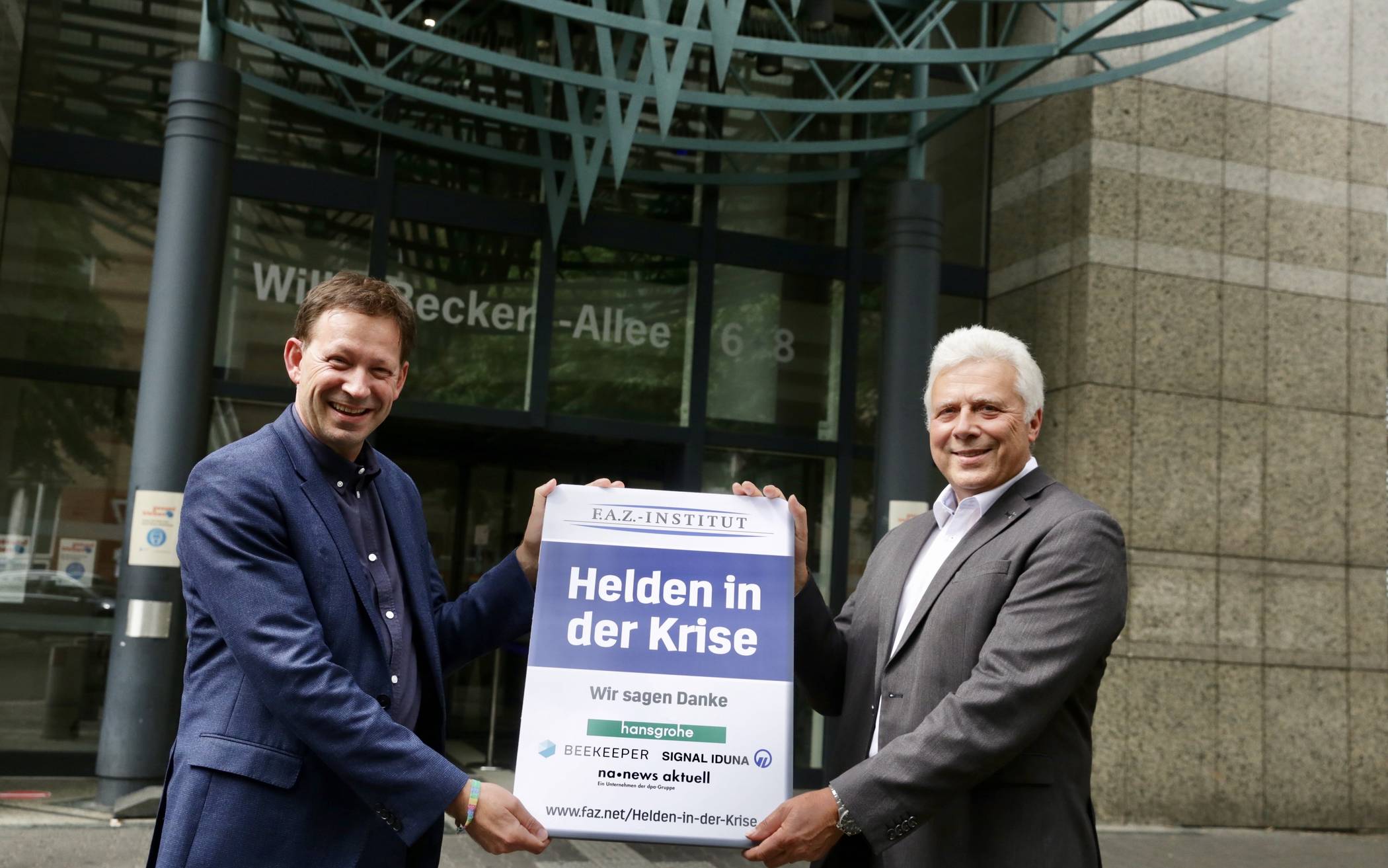  Sozialdezernent Stadtdirektor Burkhard Hintzsche (l.) und Amtsleiter Roland Buschhausen mit der Auszeichnung "Helden in der Krise", die das Düsseldorfer Amt für Soziales für das herausragende Engagement in der Corona-Krise erhalten hat. 