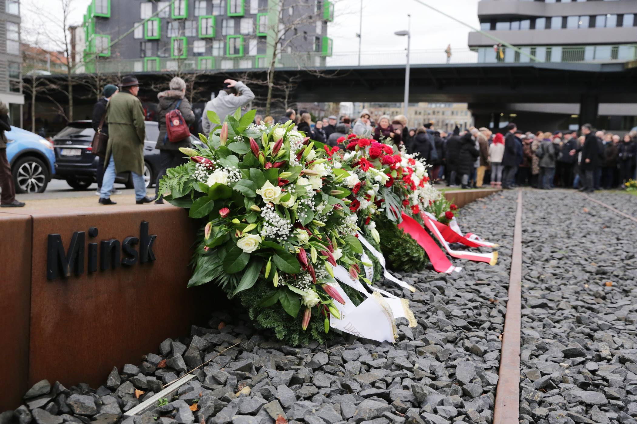  An dem Mahnmal in Derendorf findet jährlich anlässlich des Jahrestags der Befreiung des Vernichtungslagers Auschwitz-Birkenau am 27. Januar eine Gedenkveranstaltung für die Opfer des Holocaust statt. Foto: Stadt/ Ingo Lammert 