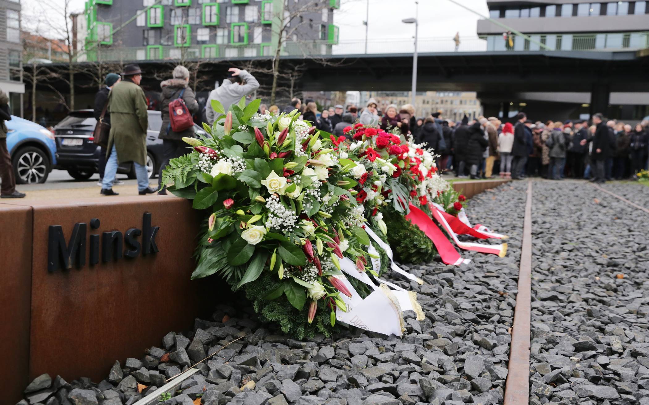  An dem Mahnmal in Derendorf findet jährlich anlässlich des Jahrestags der Befreiung des Vernichtungslagers Auschwitz-Birkenau am 27. Januar eine Gedenkveranstaltung für die Opfer des Holocaust statt. Foto: Stadt/ Ingo Lammert 