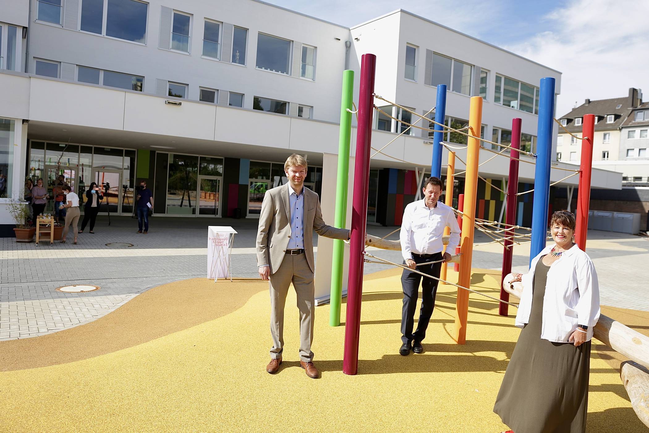 Stadtdirektor Burkhard Hintzsche (m.) stellte  mit Schulleiterin Anke Schäfer (r.) und Florian Dirszus, stellvertretender Leiter des Schulverwaltungsamtes, die Regenbogenschule vor.   Foto: Stadt/ Ingo Lammert 