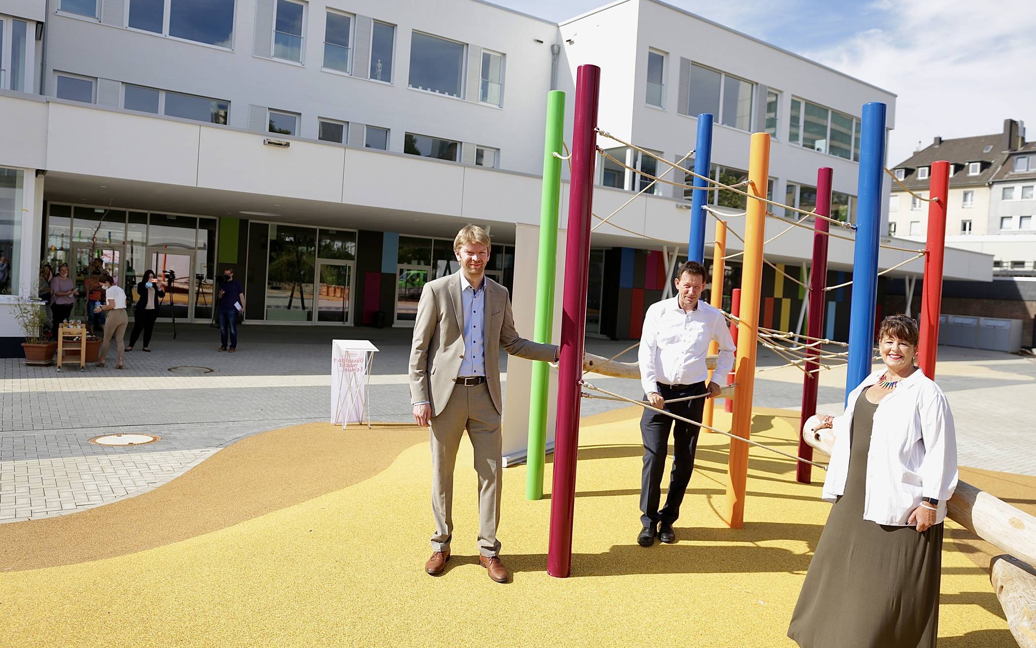  Stadtdirektor Burkhard Hintzsche (m.) stellte  mit Schulleiterin Anke Schäfer (r.) und Florian Dirszus, stellvertretender Leiter des Schulverwaltungsamtes, die Regenbogenschule vor.   Foto: Stadt/ Ingo Lammert 