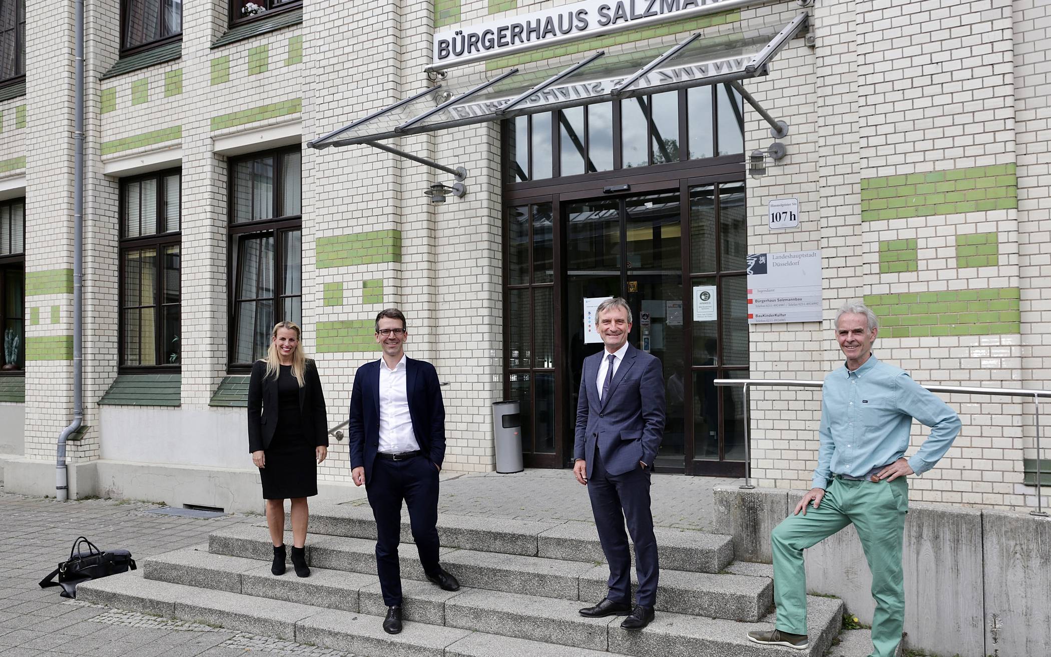  OB Thomas Geisel und Dr. Volker Wiegel vom Wohnungsunternehmen LEG nach der Vertragsunterzeichnung vor dem Salzmannbau. Mit im Bild: Anne-Marie Fuhrer (LEG) und Jost Budde (Sprecher des Mieterrates, r.). Foto: Stadt/ Ingo Lammert 