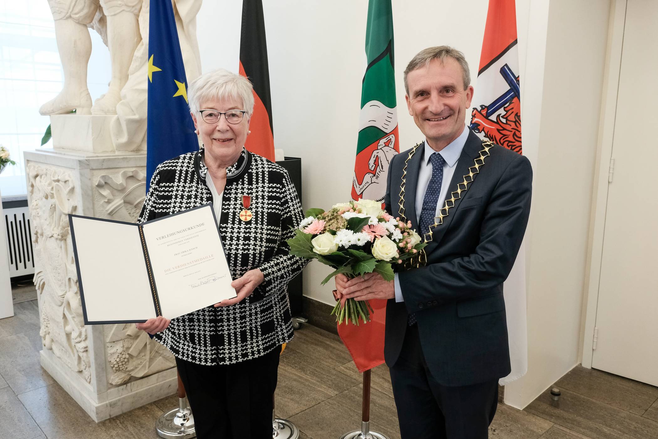  Thomas Geisel überreicht im Rahmen eines Empfangs der Düsseldorferin Erika Jensch die Verdienstmedaille des Verdienstordens der Bundesrepublik Deutschland.   Foto Stadt/ Michael Gstettenbauer  