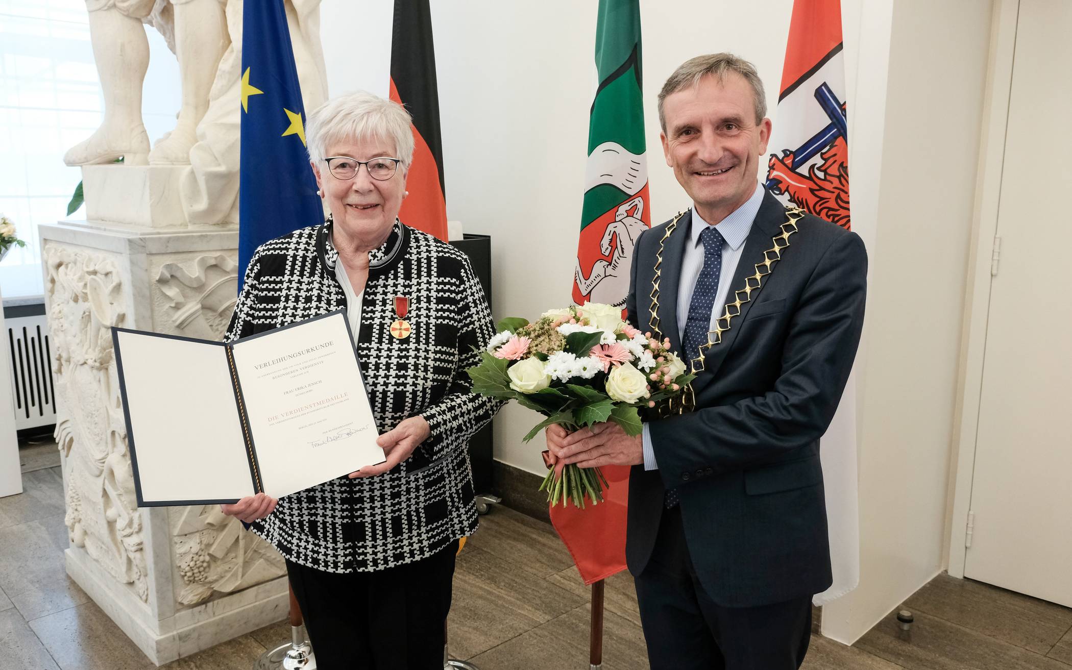  Thomas Geisel überreicht im Rahmen eines Empfangs der Düsseldorferin Erika Jensch die Verdienstmedaille des Verdienstordens der Bundesrepublik Deutschland.   Foto Stadt/ Michael Gstettenbauer  