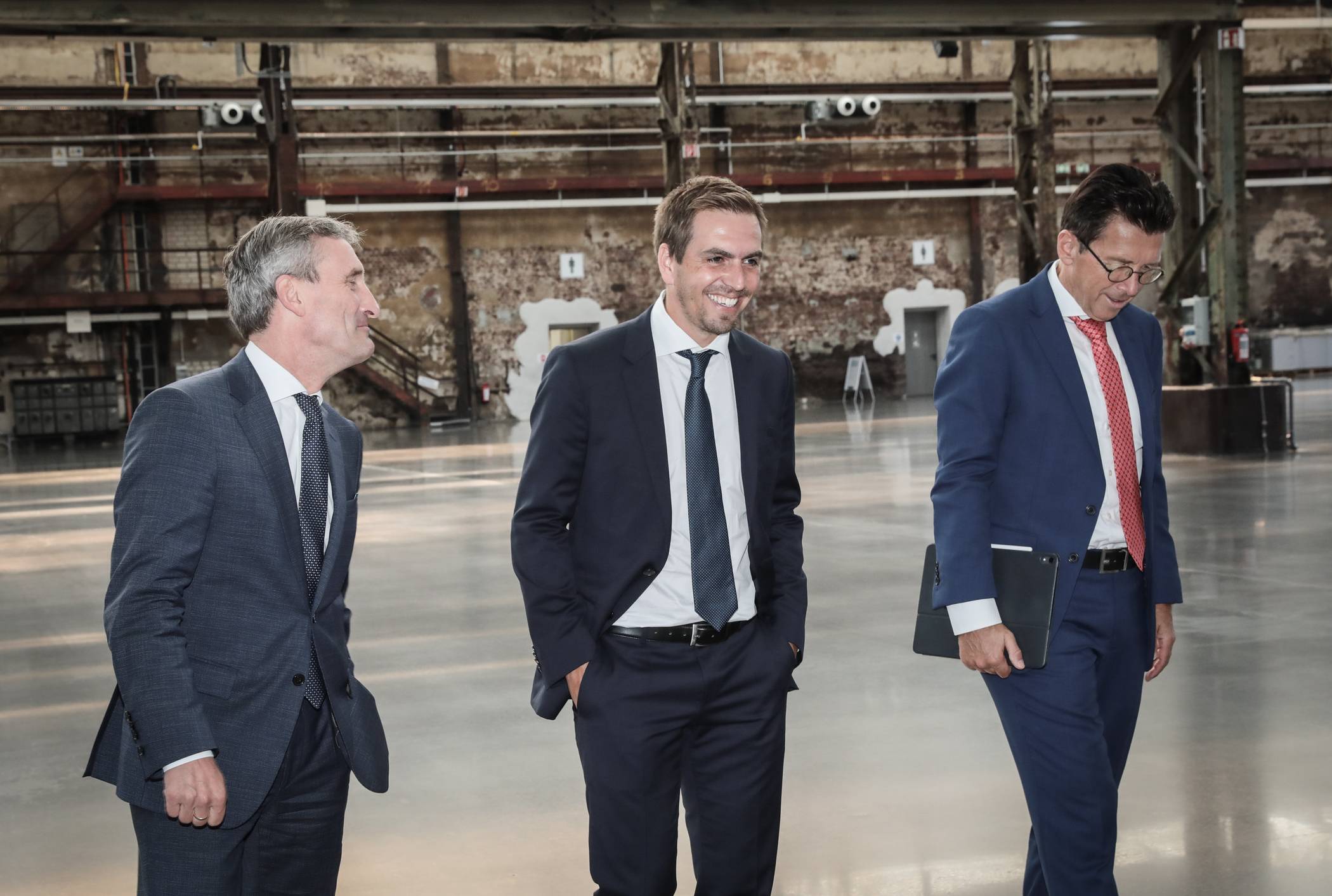  Ortstermin in den Böhlerwerken zur Euro 2024 (v. l.): Oberbürgermeister Thomas Geisel und Philipp Lahm, Geschäftsführer DFB EURO GmbH, mit Martin Kallen, CEO UEFA Events SA. 