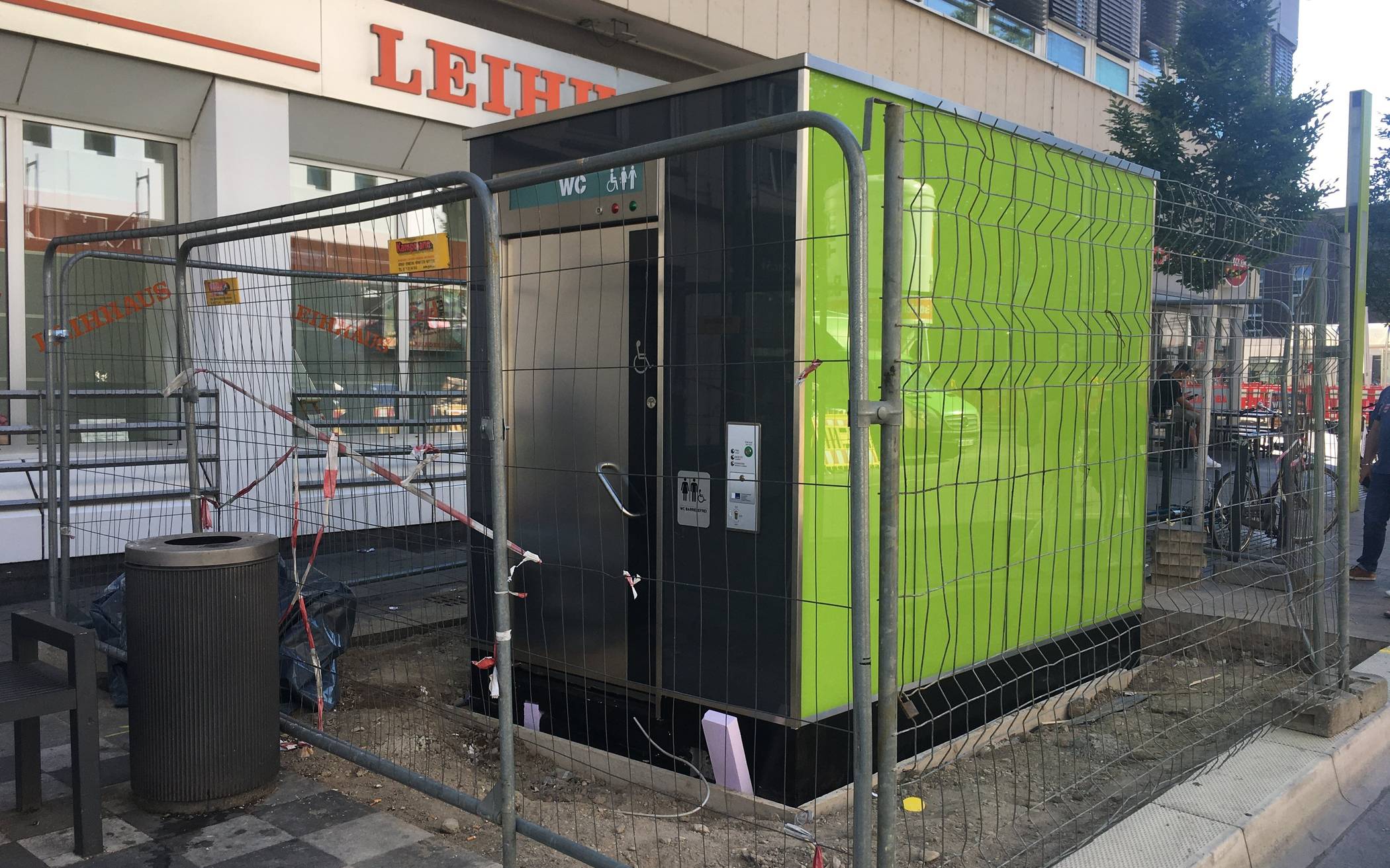  Diese neue grüne Toilettenanlage kann voraussichtlich ab Mitte September genutzt werden. Das Amt für Gebäudemanagement hat auf Höhe der Friedrich-Ebert-Straße 54 eine behindertengerechte und Vandalismus hemmende City-Toilettenanlage aufgestellt. 