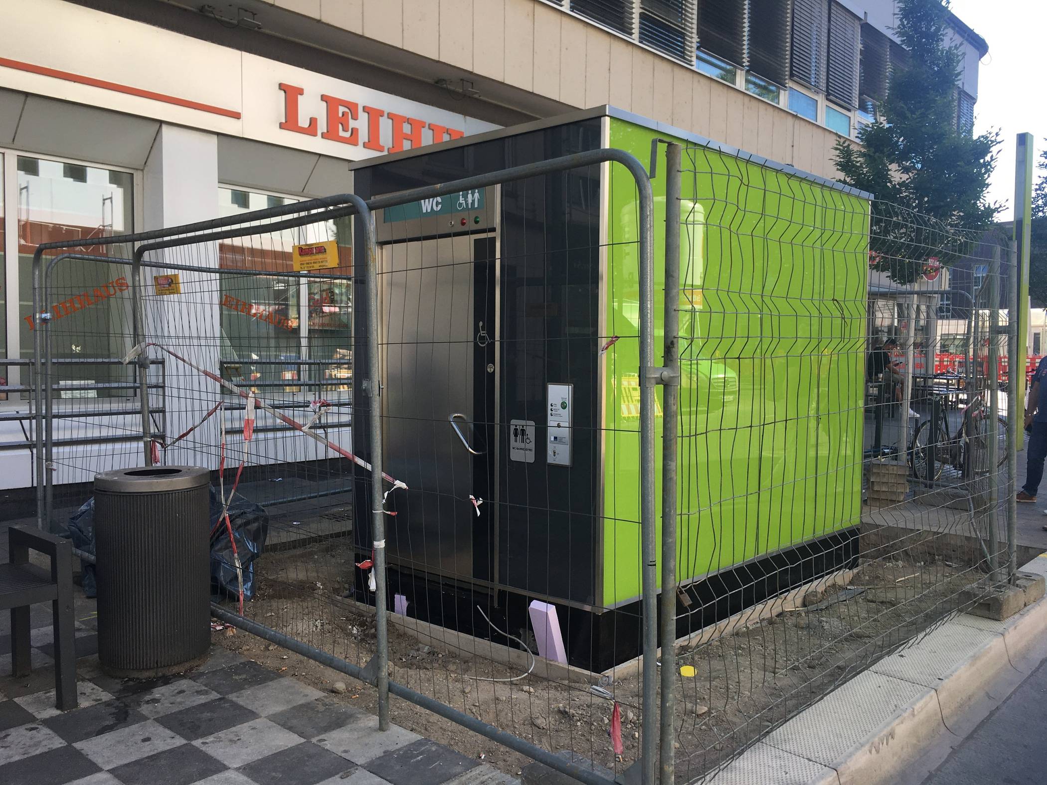  Diese neue grüne Toilettenanlage kann voraussichtlich ab Mitte September genutzt werden. Das Amt für Gebäudemanagement hat auf Höhe der Friedrich-Ebert-Straße 54 eine behindertengerechte und Vandalismus hemmende City-Toilettenanlage aufgestellt. 