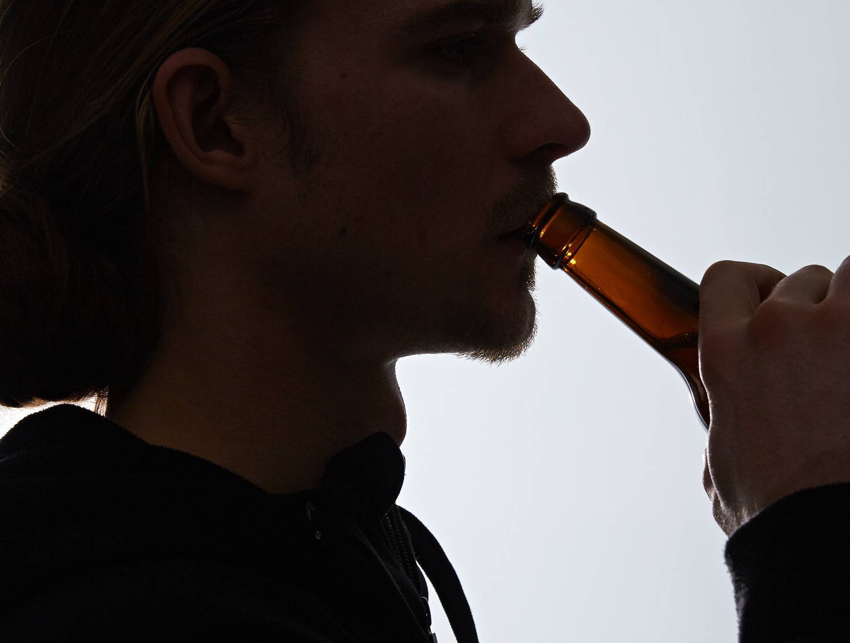  Viele Menschen trinken und rauchen in der Corona-Krise verstärkt - Sucht-Gefahr. Foto: Christian Wyrwa 