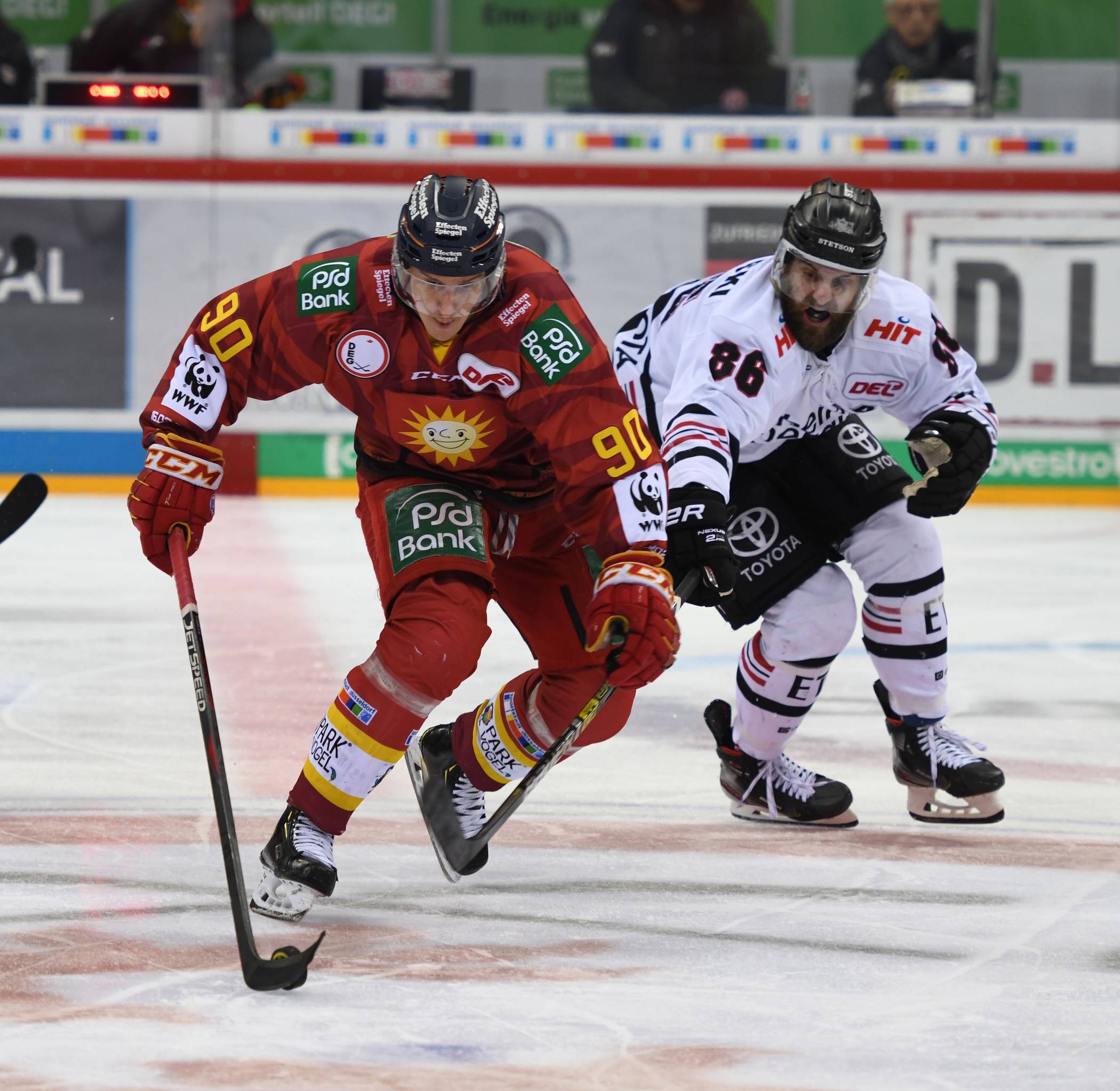  Ja, auch die DEG und die Haie - hier Jerome Flaake  gegen den Domstädter Hanowski  - treffen in der am 17. Dezember endlich startenden neuen DEL-Saison aufeinander. 