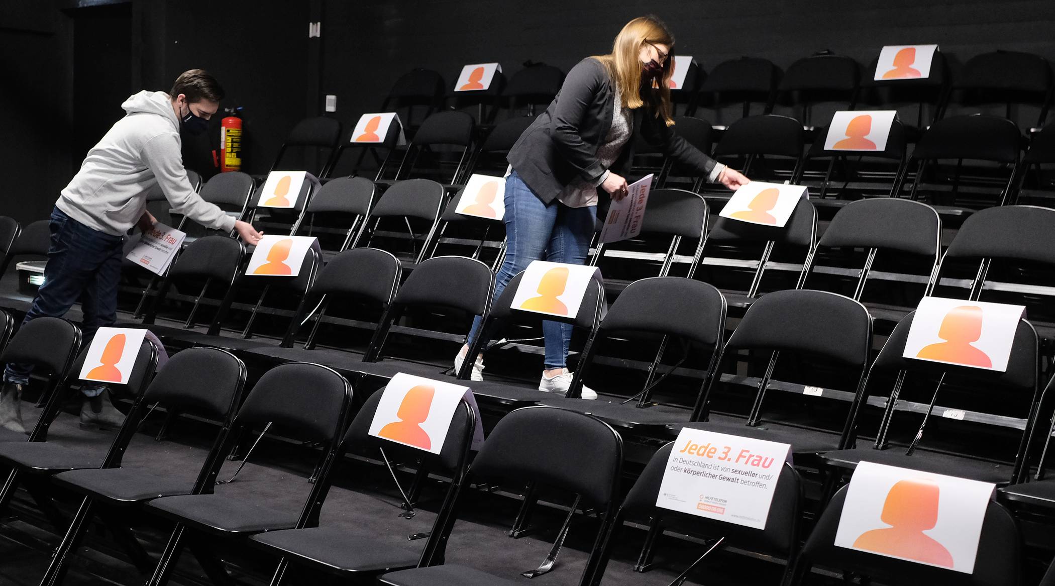  Auch das Schauspielhaus war ein Schauplatz der Fotoaktion: Auf dem Bild (v. l.) Nils Merten und Melanie Horster vom Gleichstellungsbüro.  