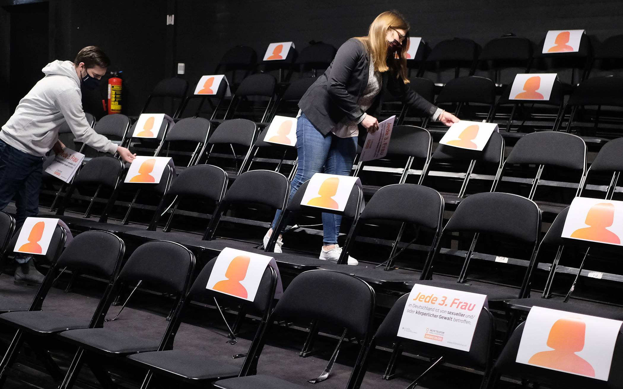  Auch das Schauspielhaus war ein Schauplatz der Fotoaktion: Auf dem Bild (v. l.) Nils Merten und Melanie Horster vom Gleichstellungsbüro.  