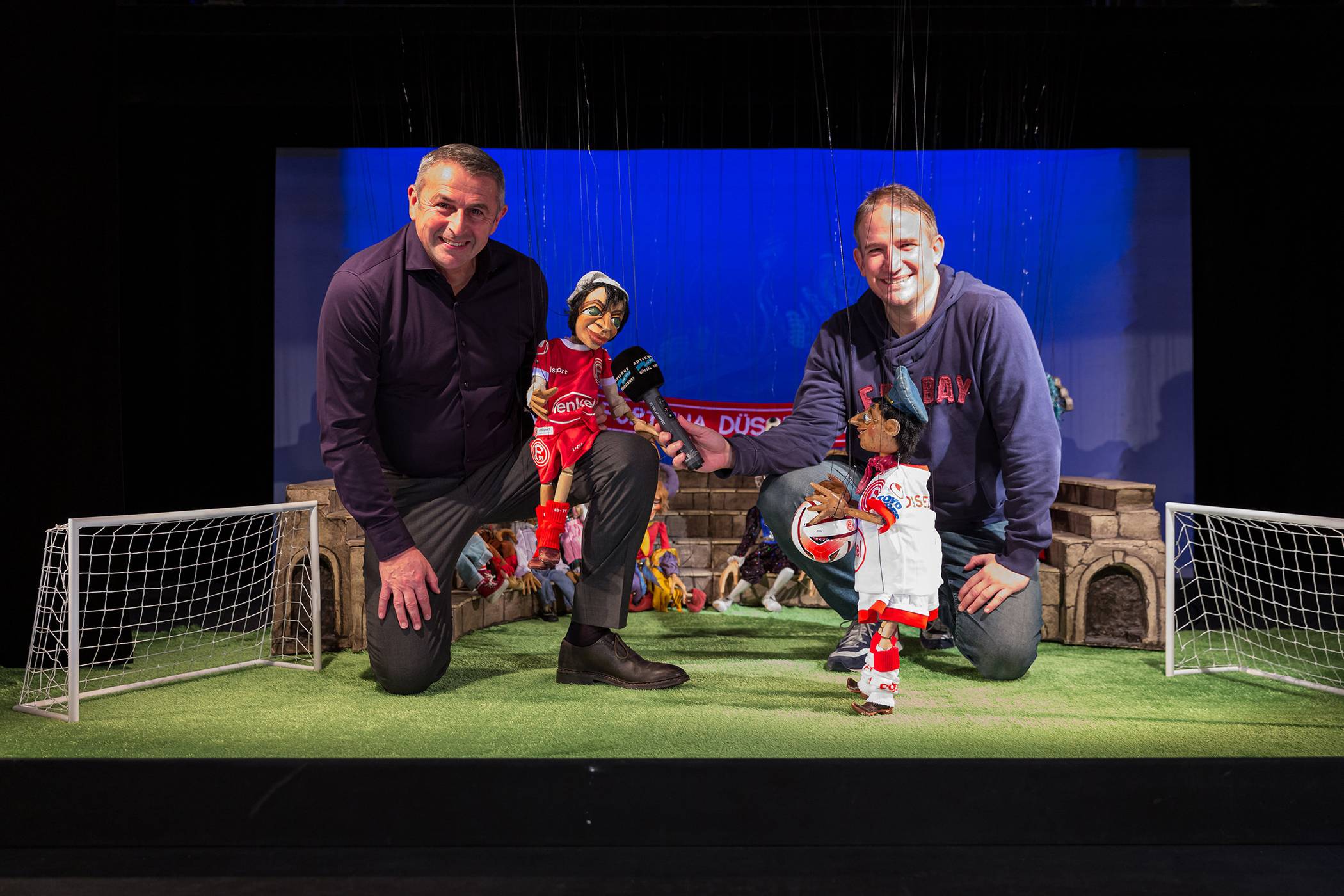  Fortuna-Vorstand Klaus Allofs mit Antenne Düsseldorf-Moderator und Düsseldorfer Anzeiger-Autor Oliver Bendt im Marionettentheater. Foto: Johannes Boventer 