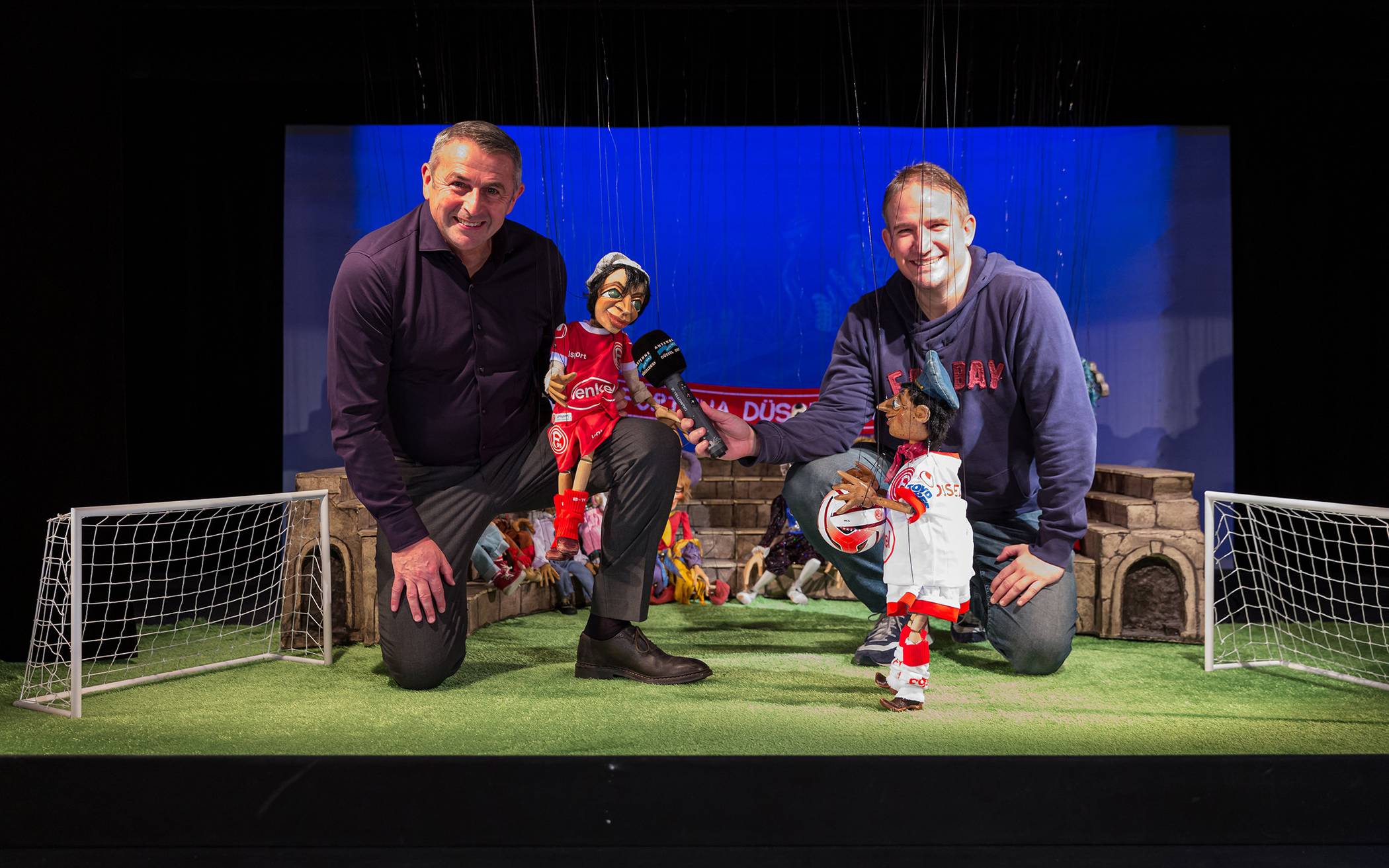  Fortuna-Vorstand Klaus Allofs mit Antenne Düsseldorf-Moderator und Düsseldorfer Anzeiger-Autor Oliver Bendt im Marionettentheater. Foto: Johannes Boventer 