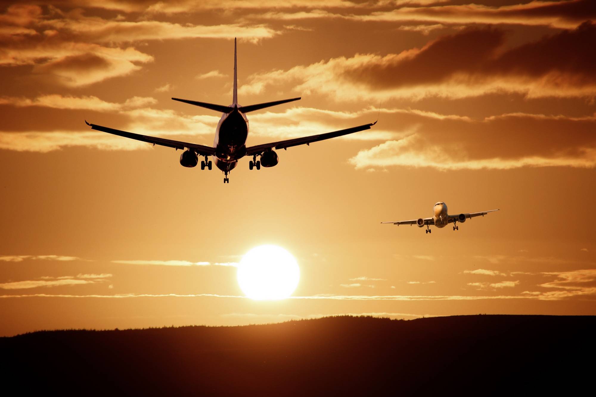  Flugverkehr in den Sonnenuntergang. Corona stellt den Düsseldorfer Airport und die gesamte Branche vor große Herausforderungen. 