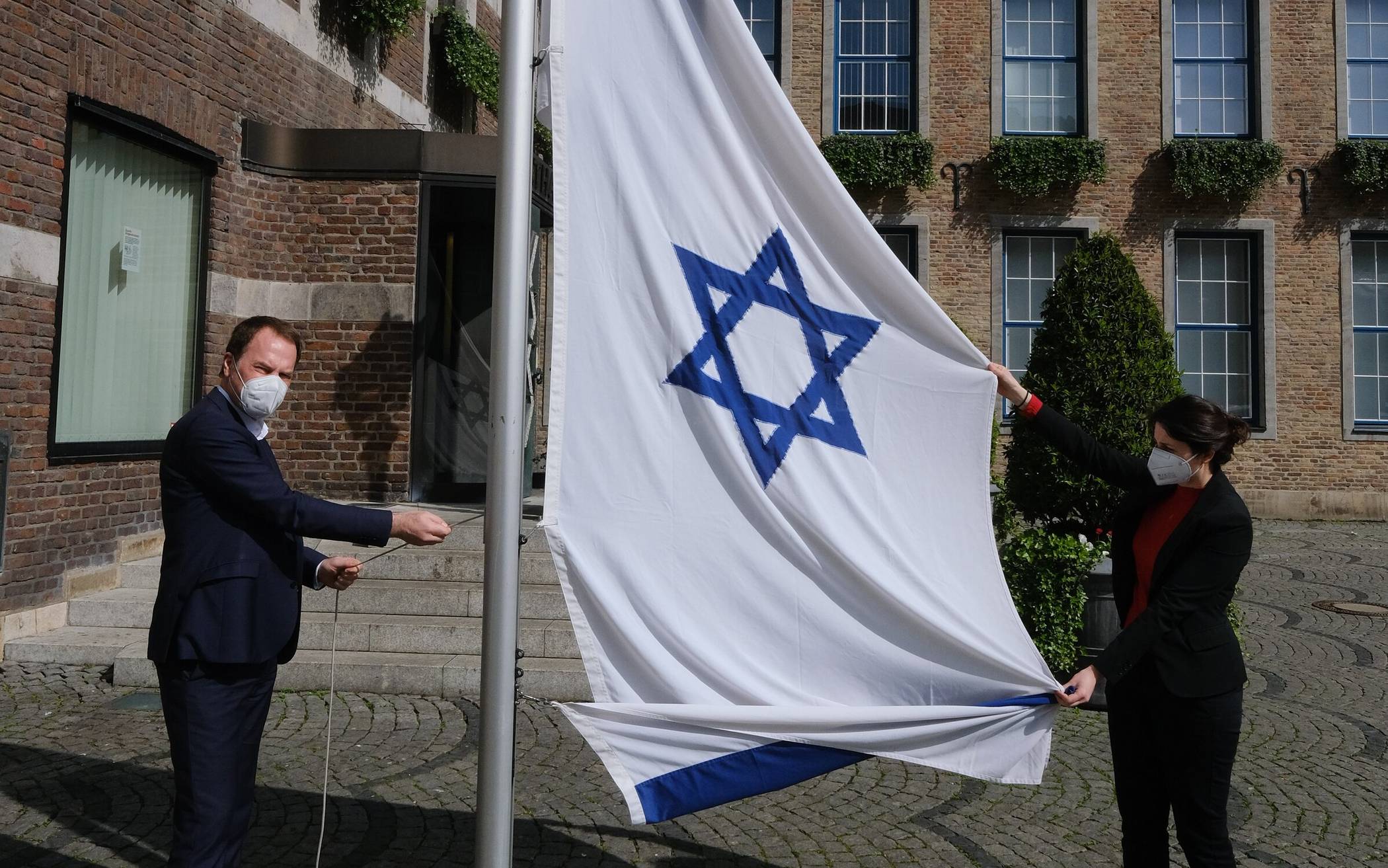  Oberbürgermeister Dr. Stephan Keller hat nach dem Brandanschlag am Rathaus persönlich eine neue Israel-Fahne gehisst. 