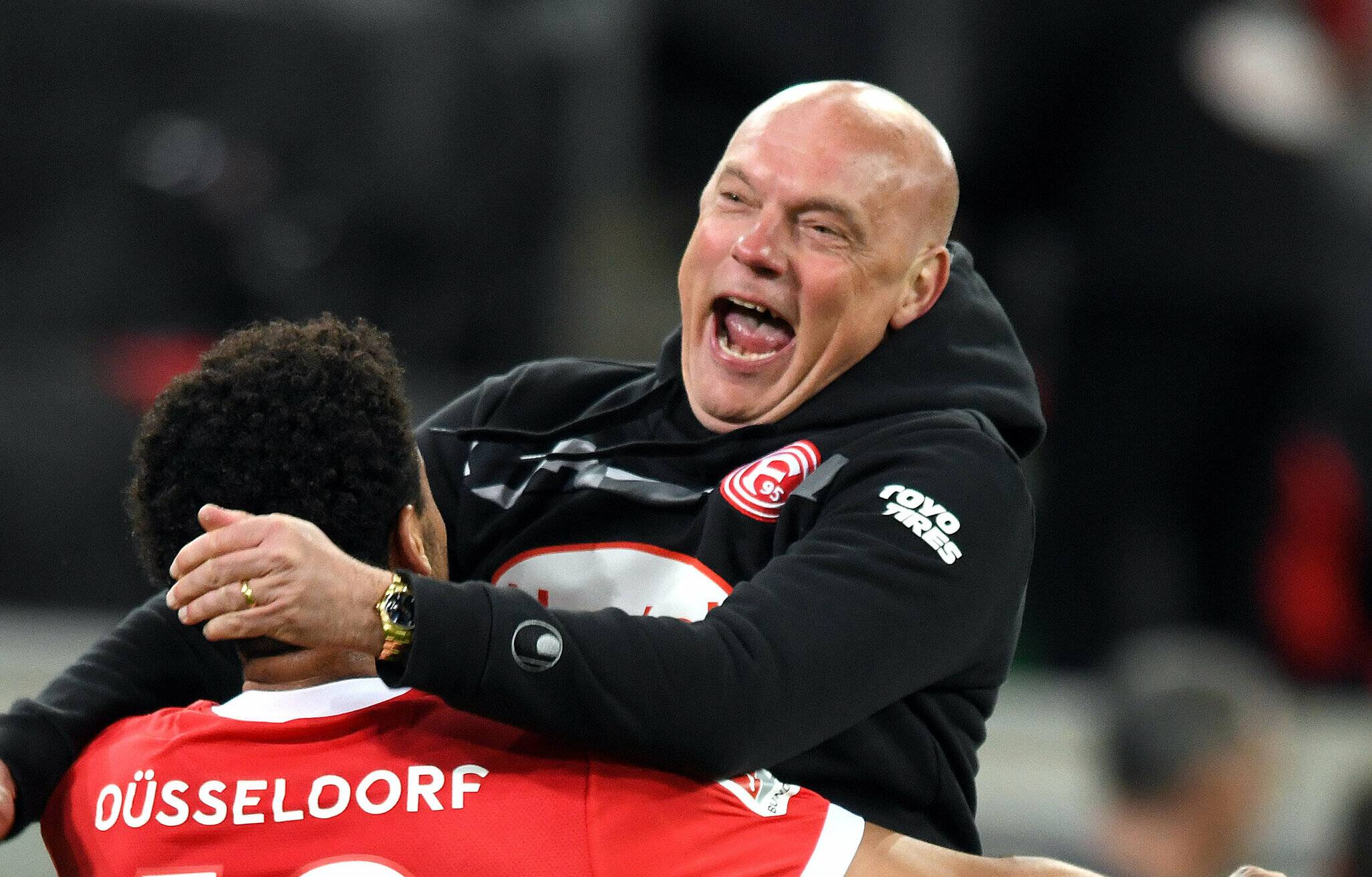  Völlig losgelöst - Fortuna-Coach Uwe Rösler und der Vorlagengeber des Siegtreffers gegen Karlsruhe, Emmanuel Iyoha. 